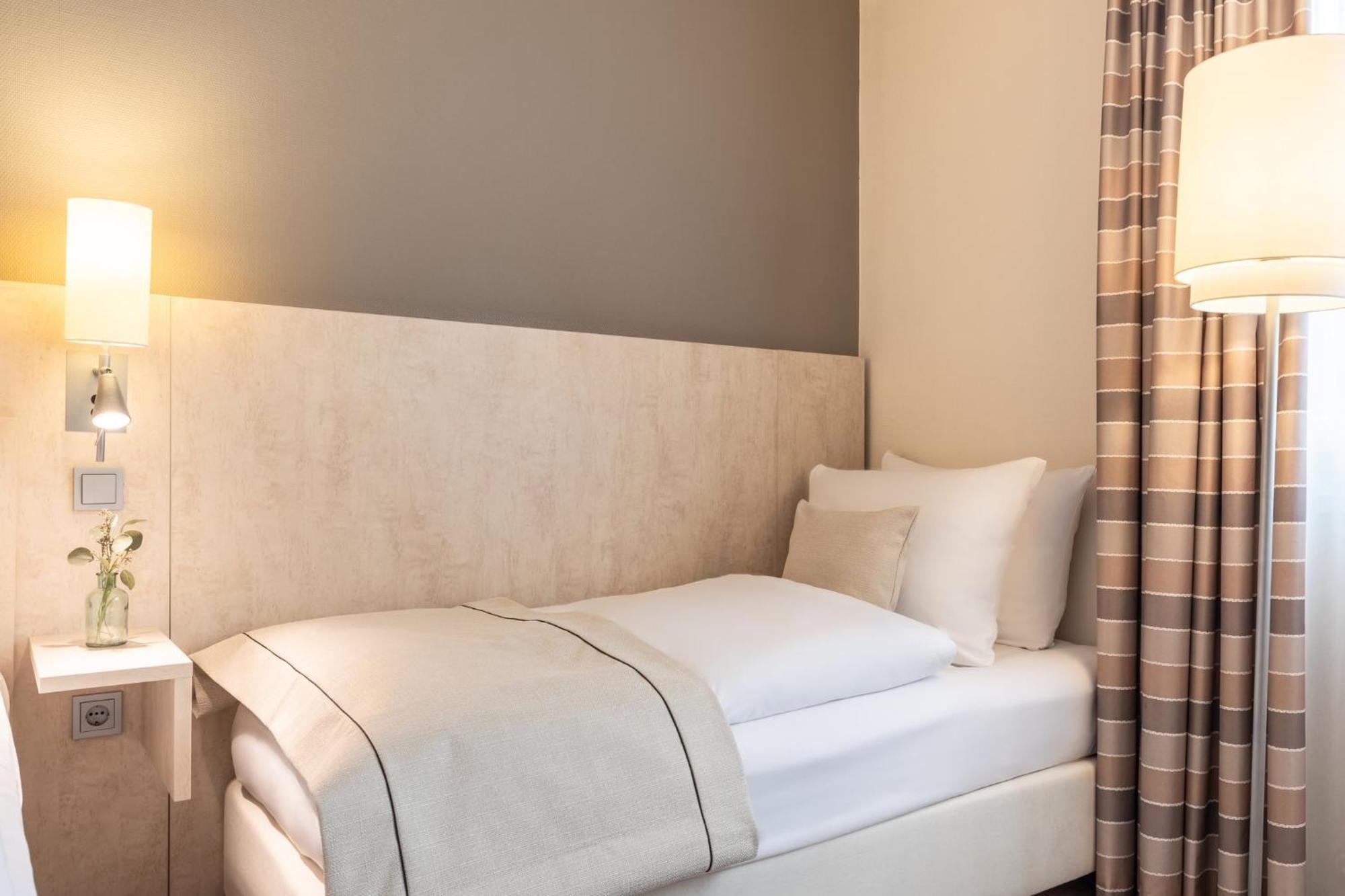 Standard Queen Room Accessible
