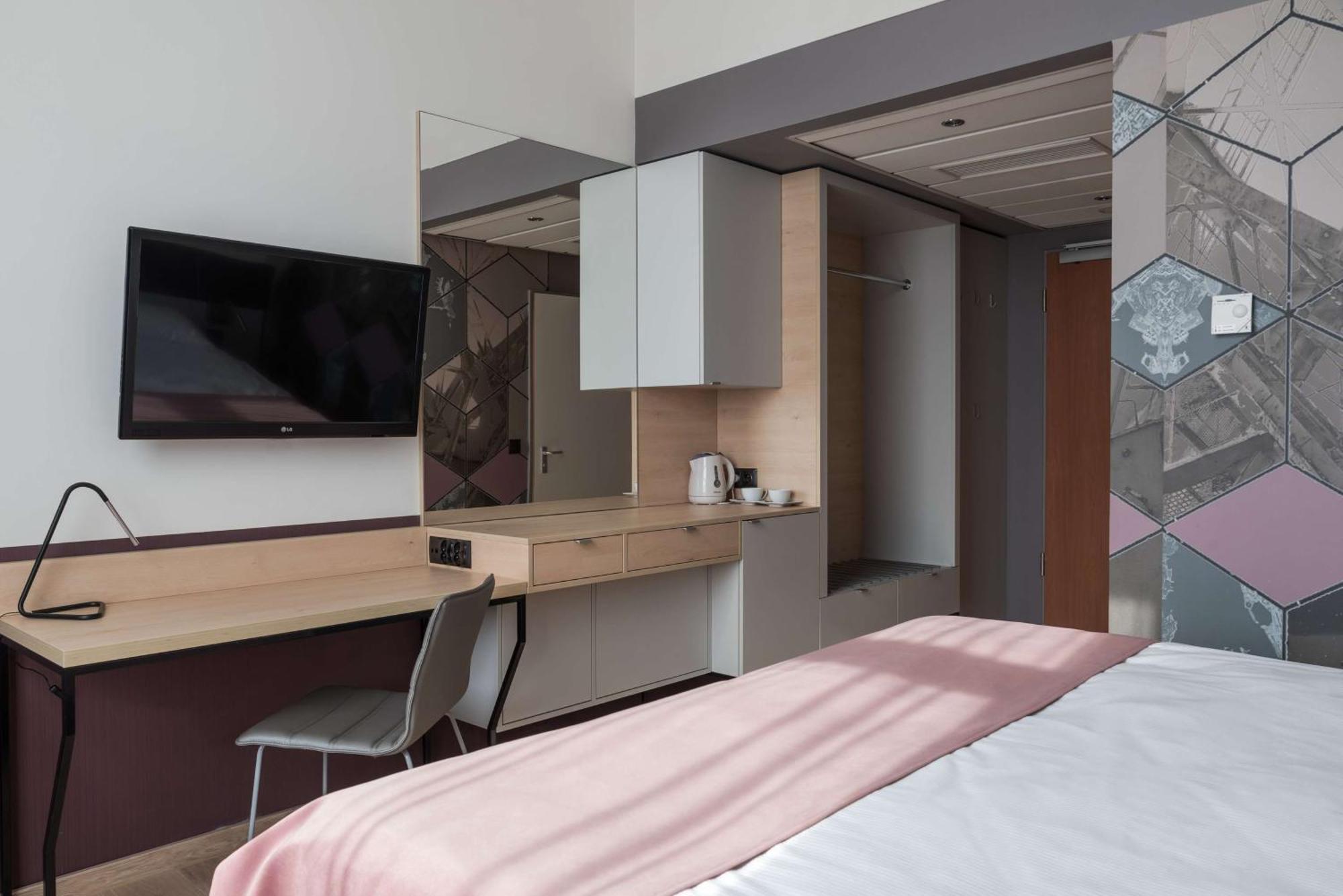 Standard Queen Room