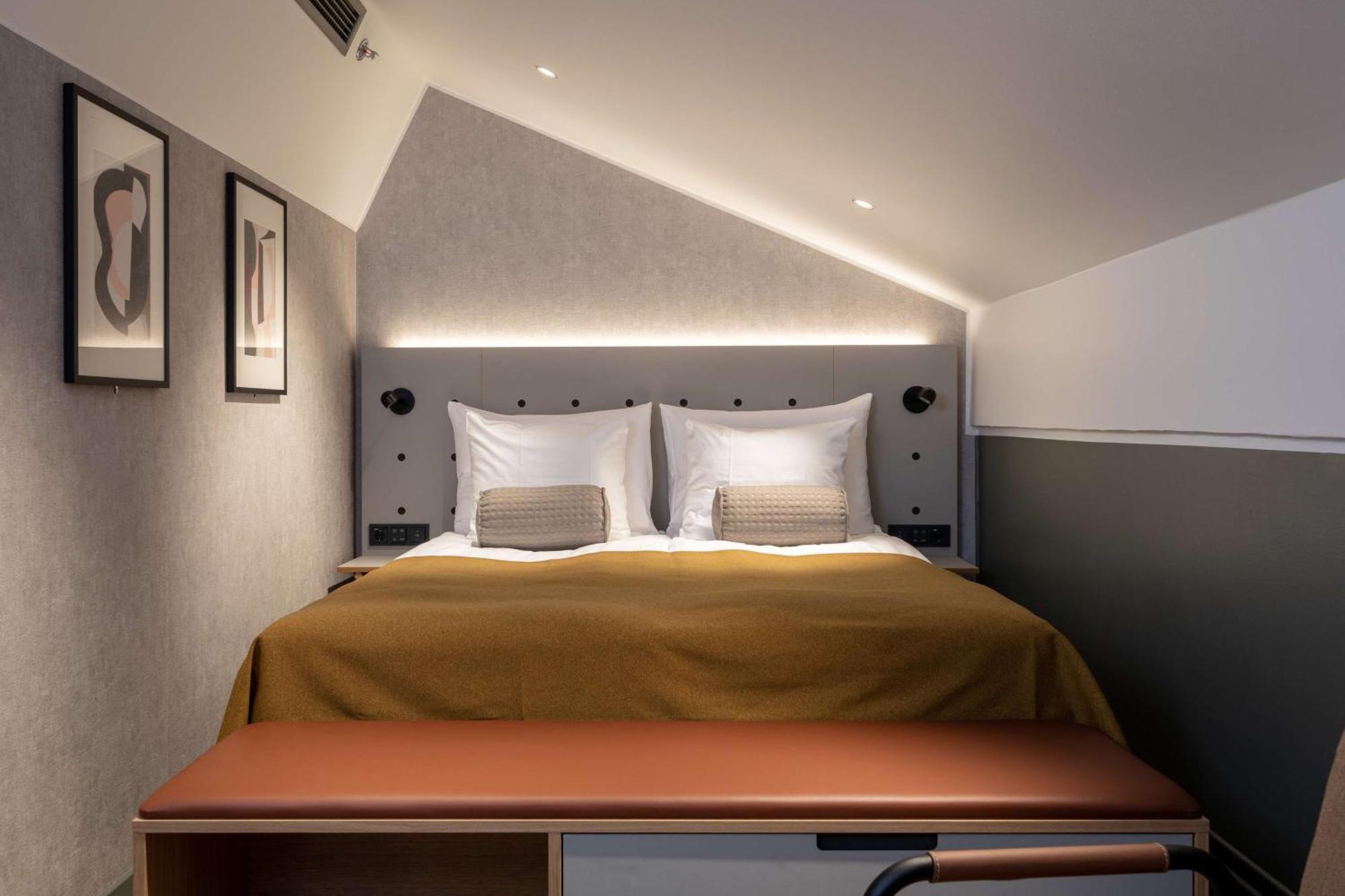 Zimmer mit Kingsize-Bett ohne Fenster