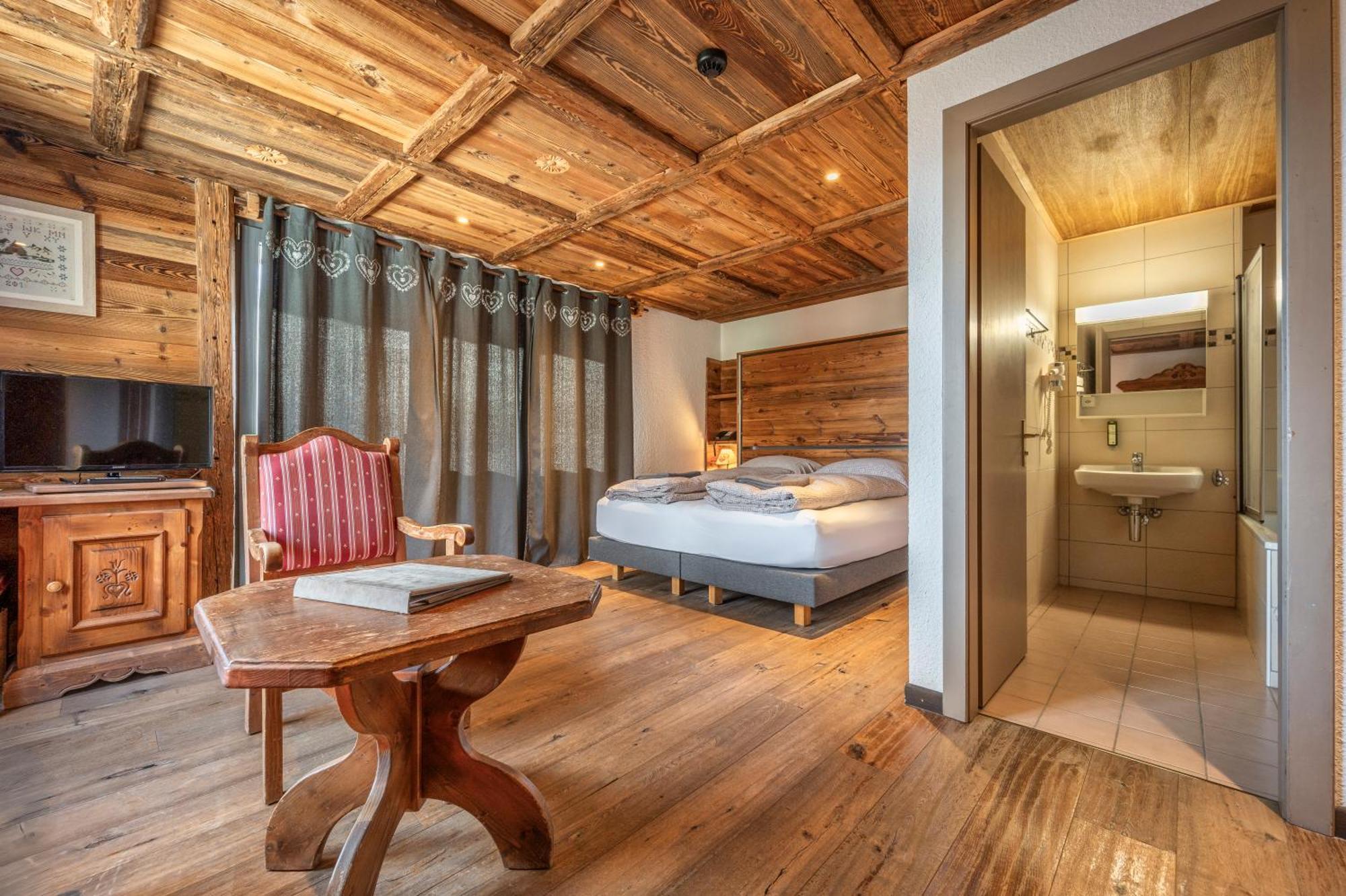 Chalet Junior Suite with Balcony and Mountain View,1651729373:JPEG