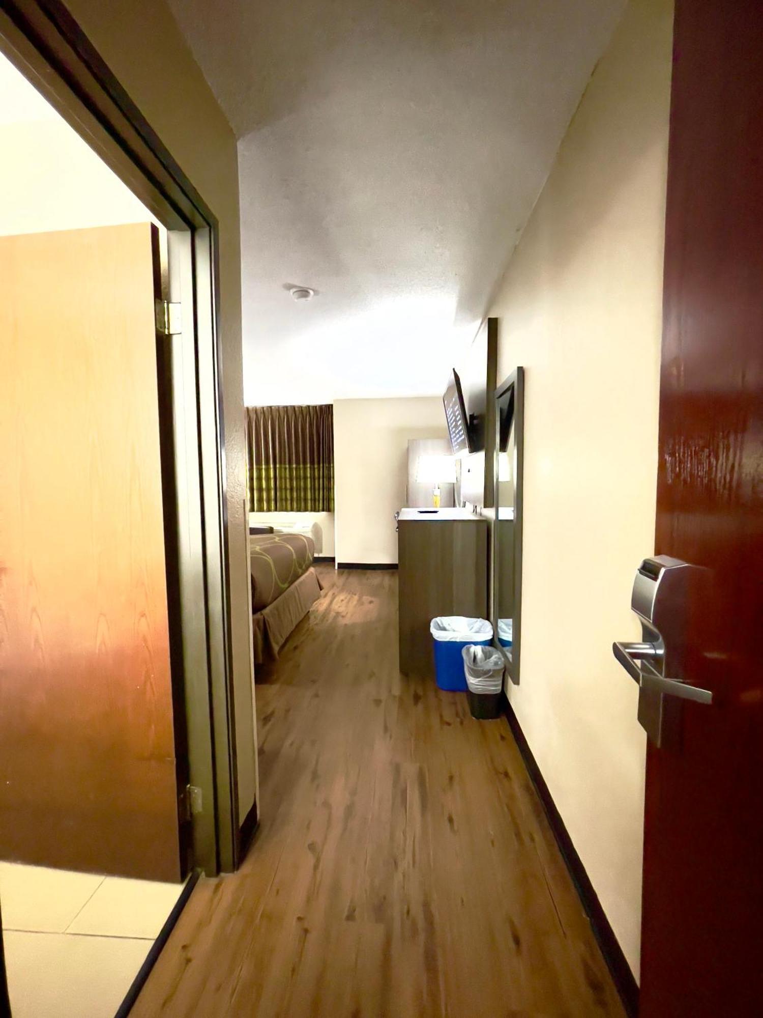 Queen Room - Non-Smoking