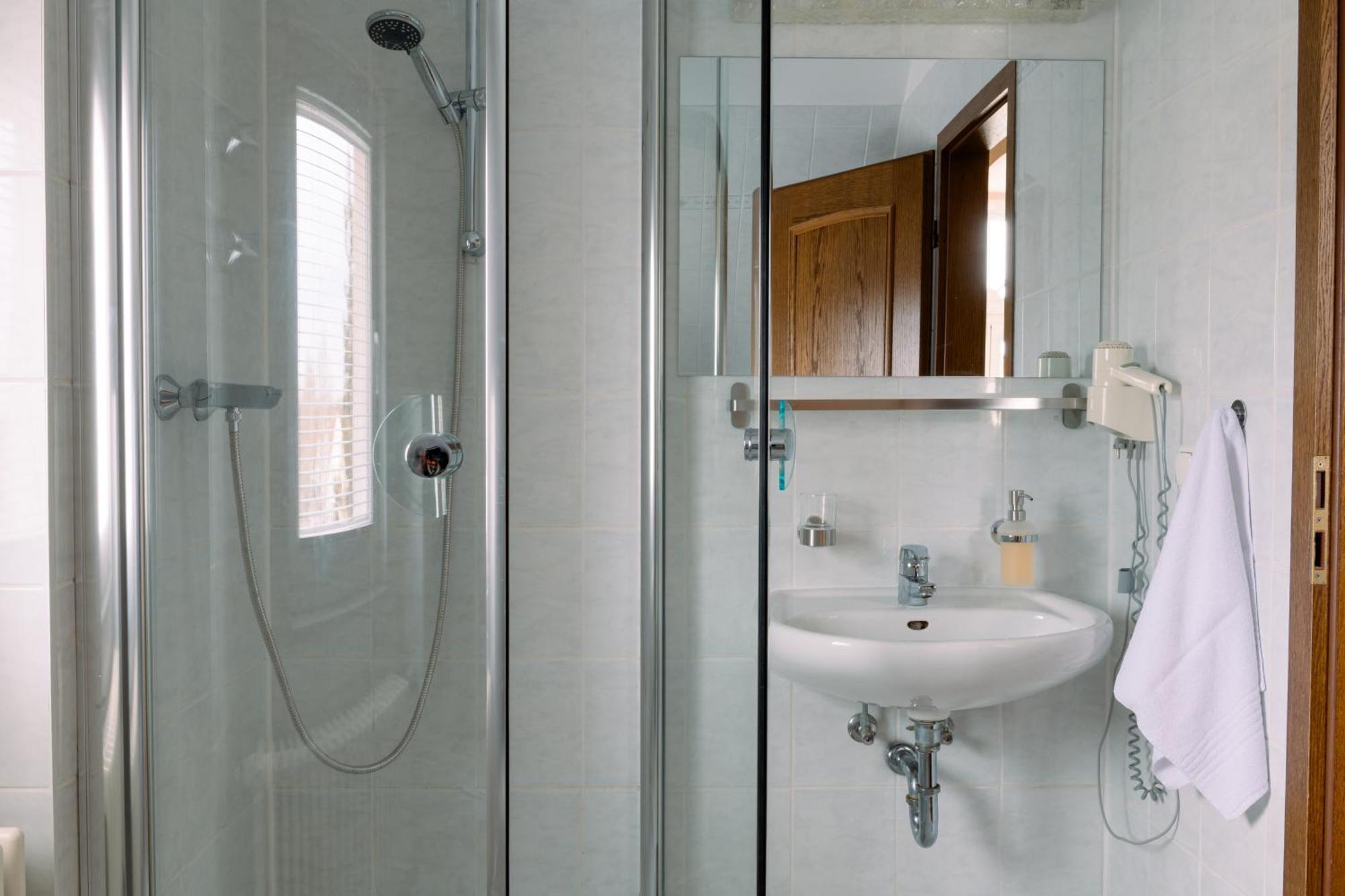 Twin Room,1651532325:JPEG