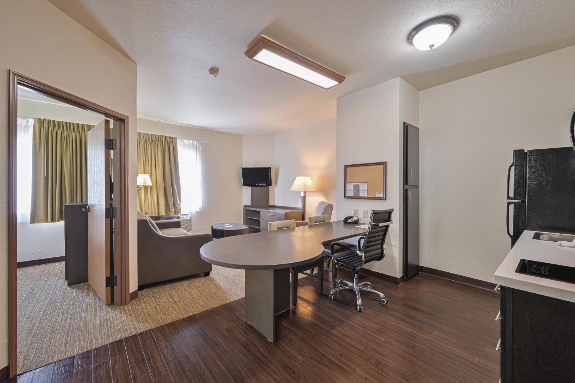 Deluxe Queen Suite