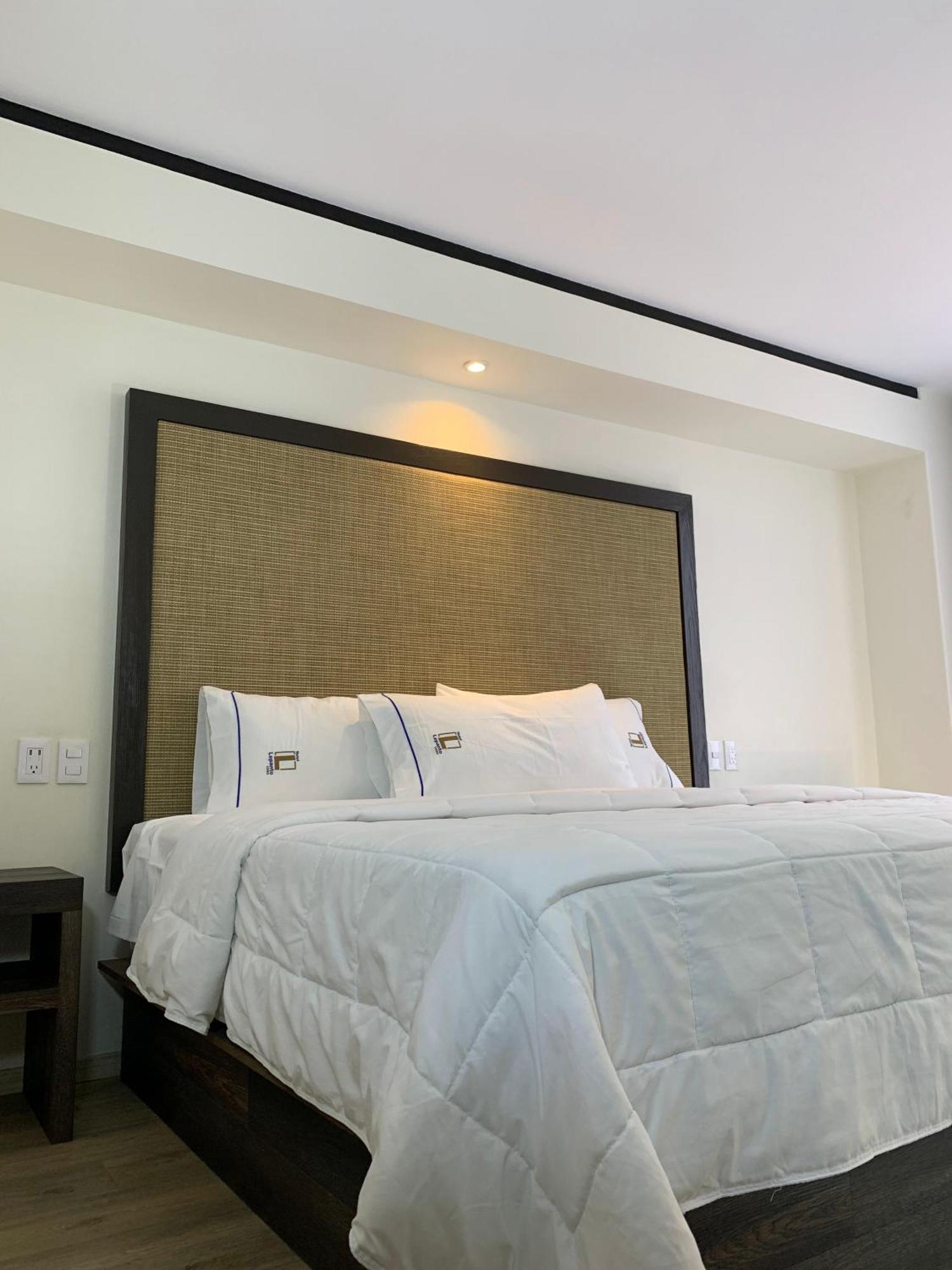 Deluxe Room,1652758517:JPEG