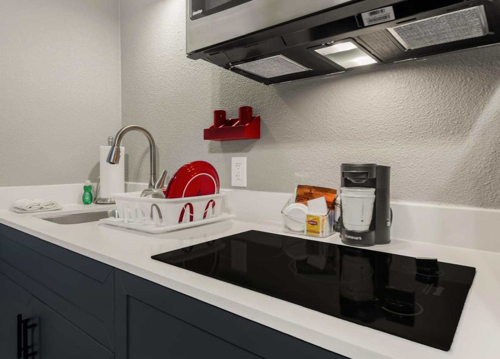 One-Bedroom King Suite Full Kitchenette Non-Smoking