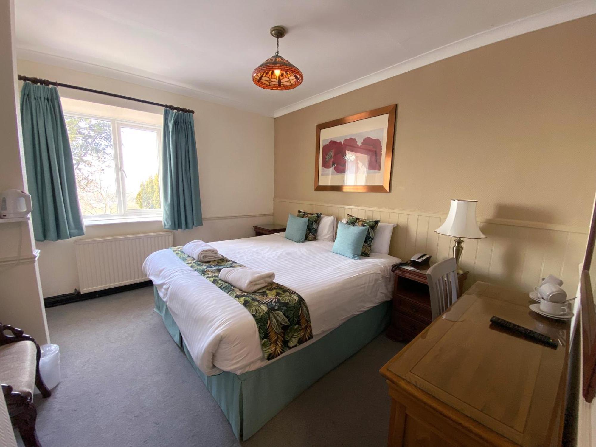 Family Room with One Double Bed and Two Single Beds - Non-Smoking