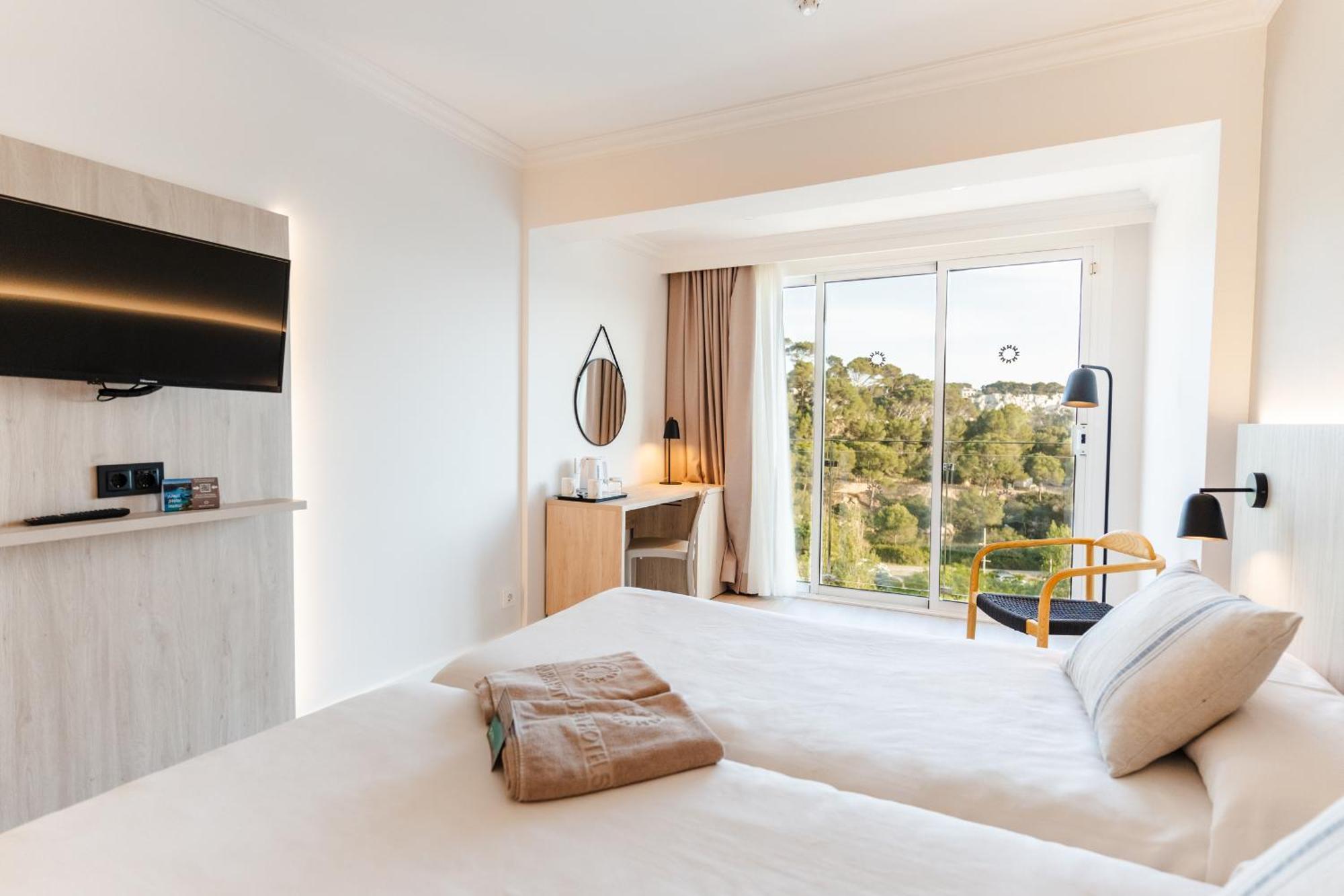 Twin Room Front View