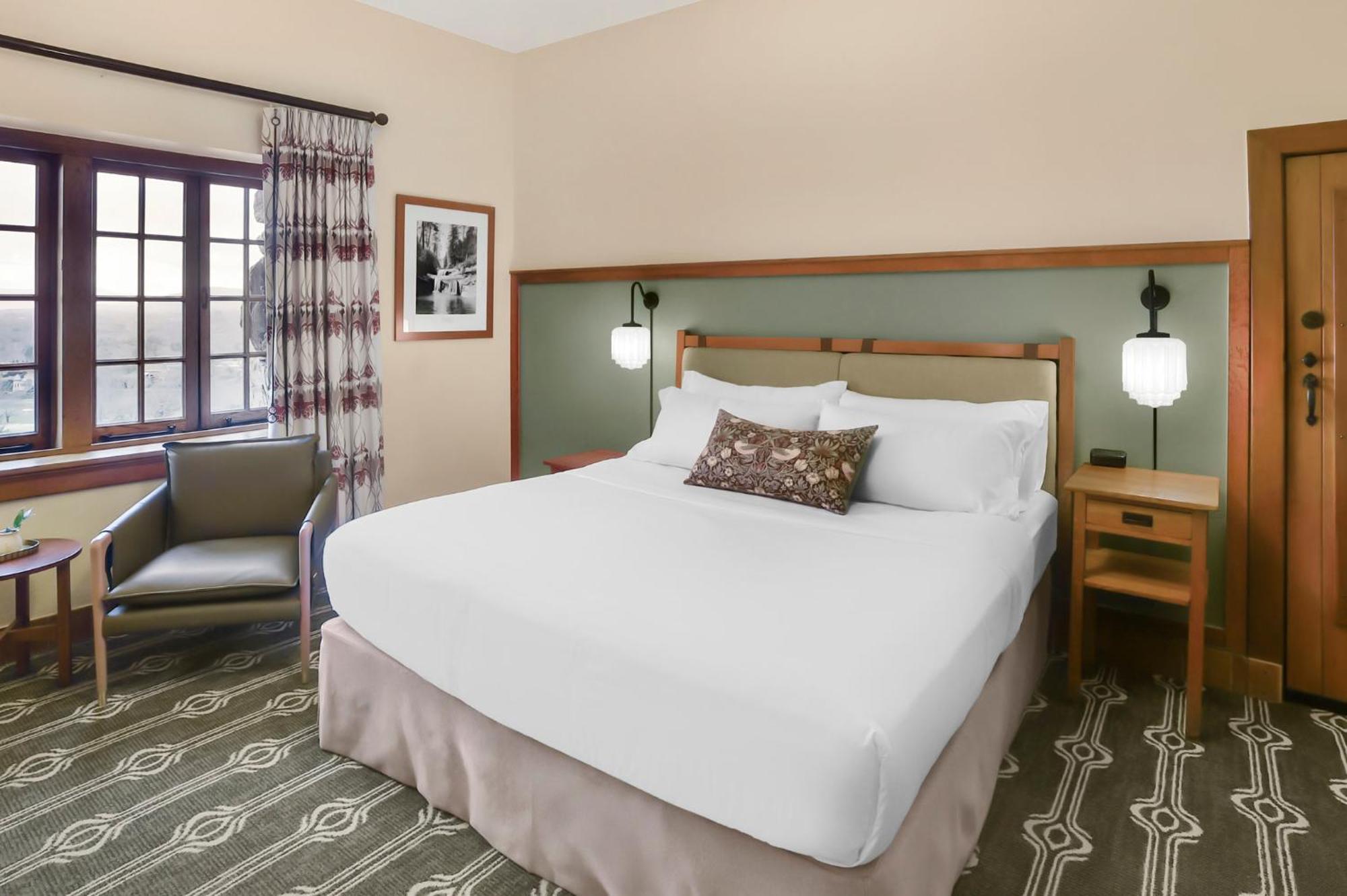 Deluxe Mountain View Room 1 King Bed