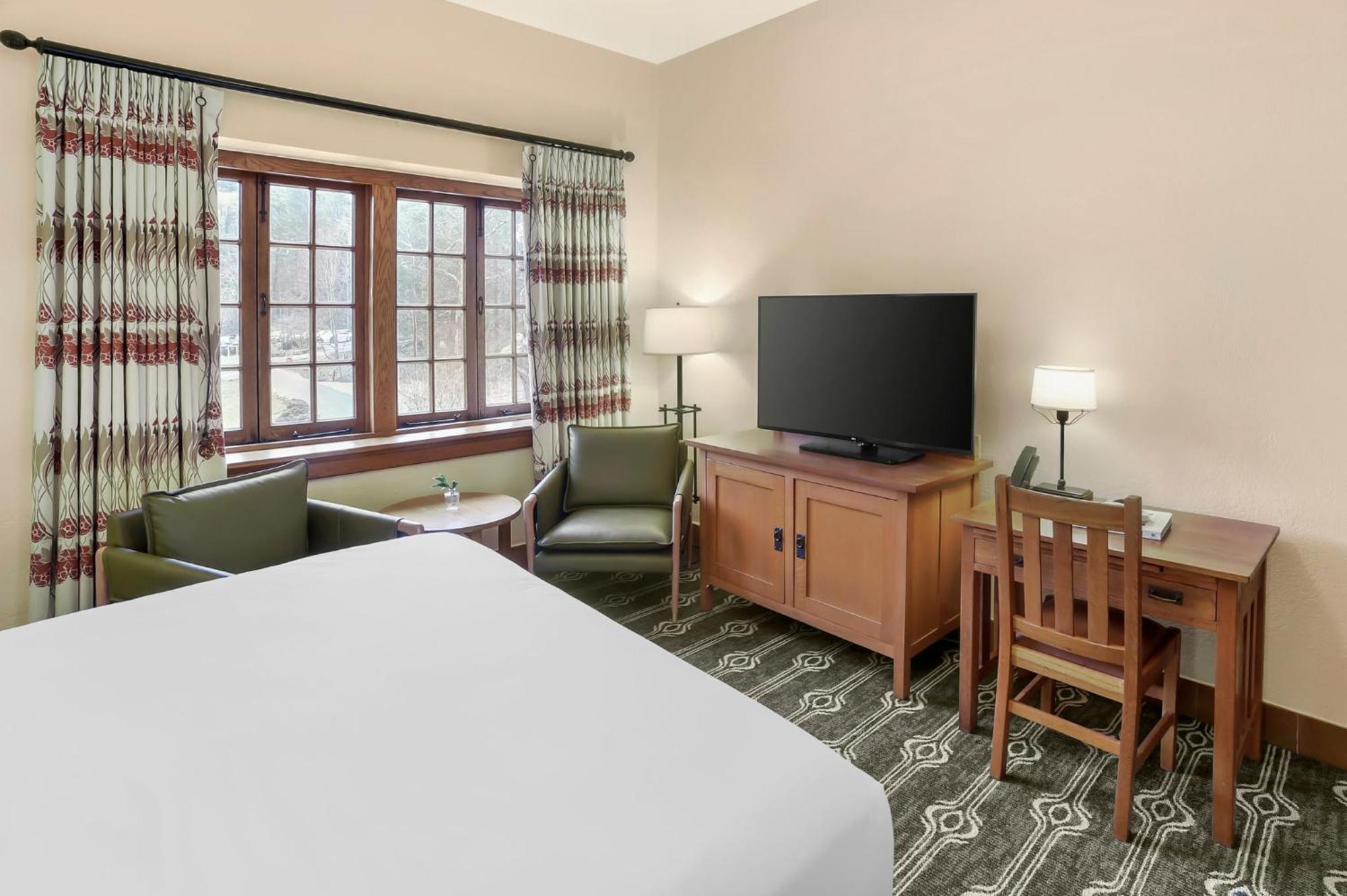 Deluxe Resort View Room 1 King Bed