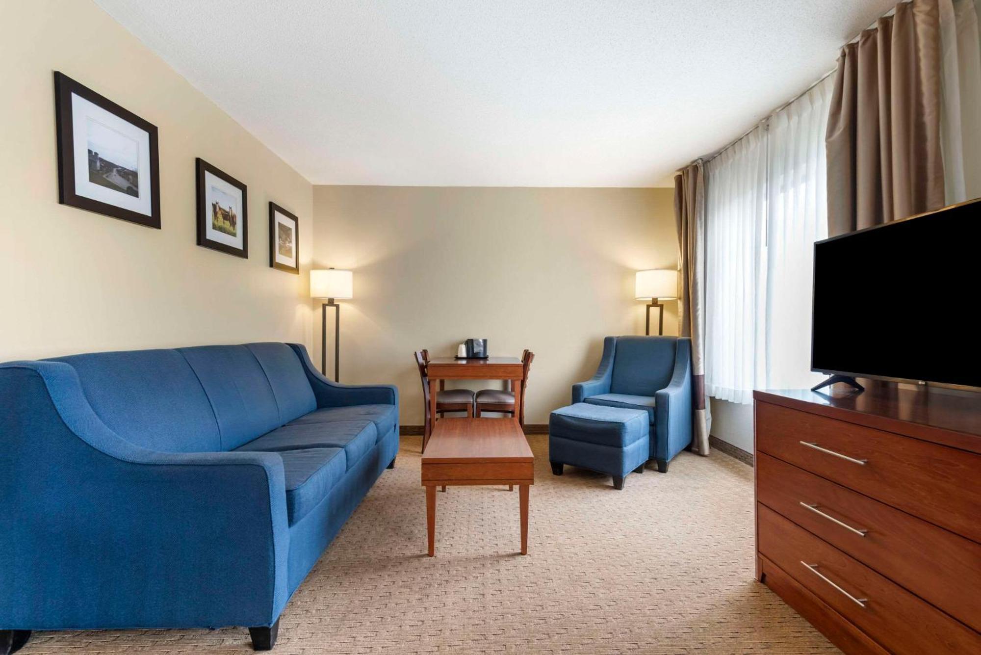Queen Suite with Sofa Bed - Non-Smoking