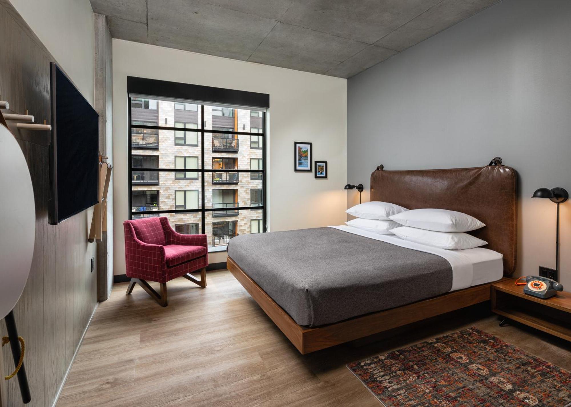 Guest room, 1 King, City view