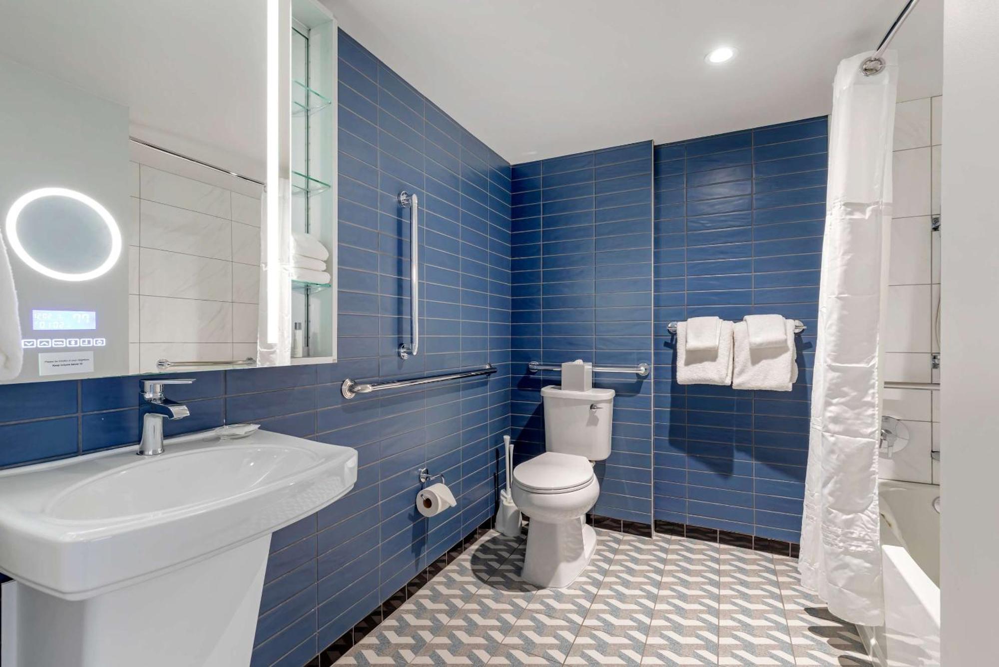 Quadruple Room Two Queen Beds Tub Disability Access or Non Smoking,1655268302:JPEG