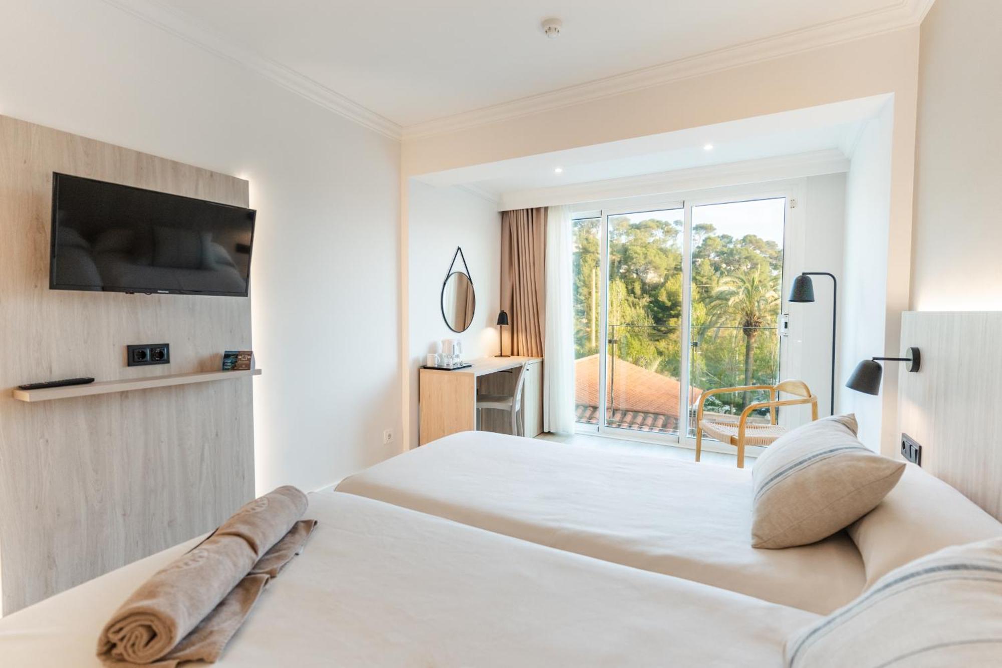 Twin Room Front View