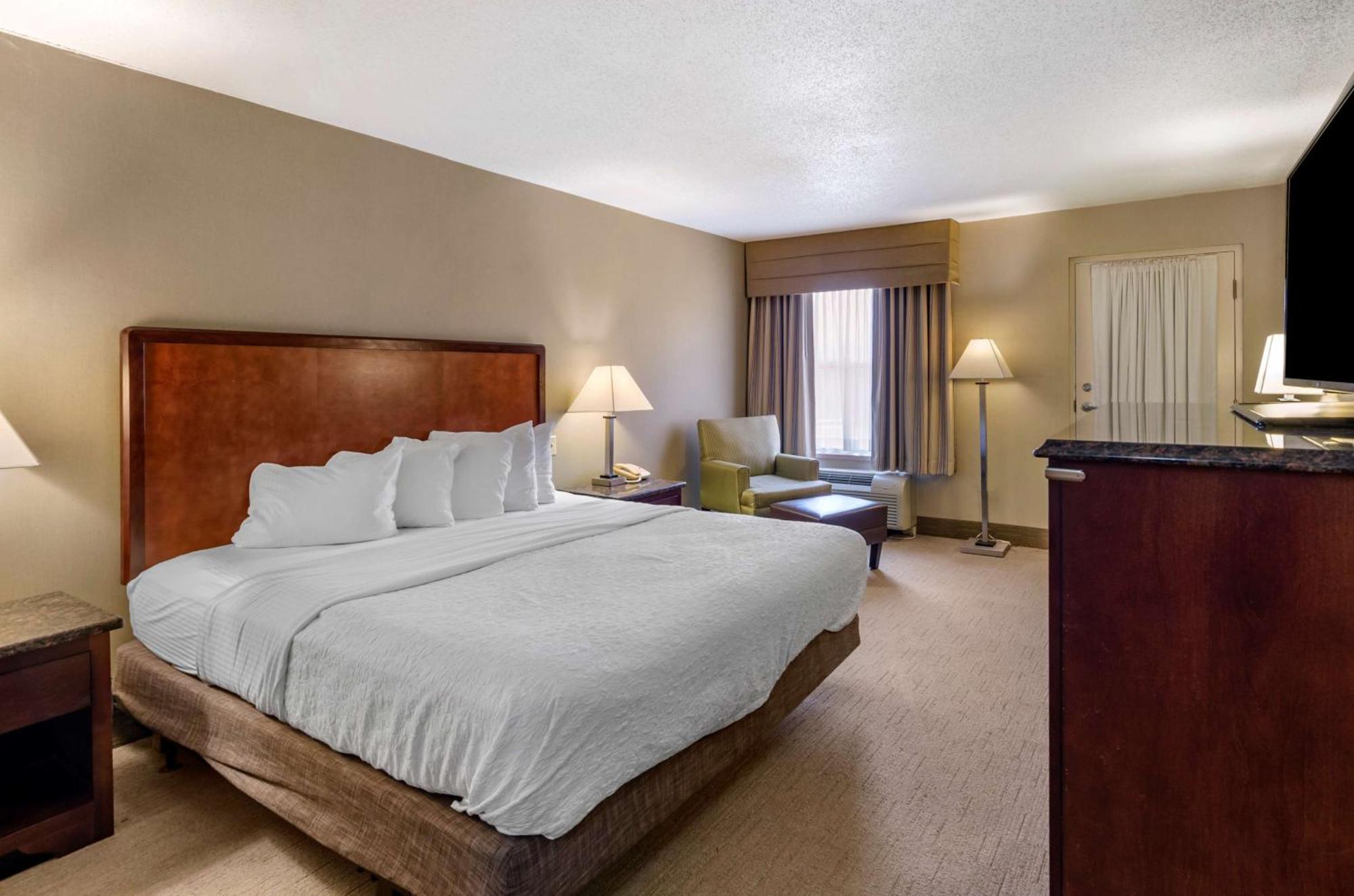 King Room with Balcony - Non-Smoking