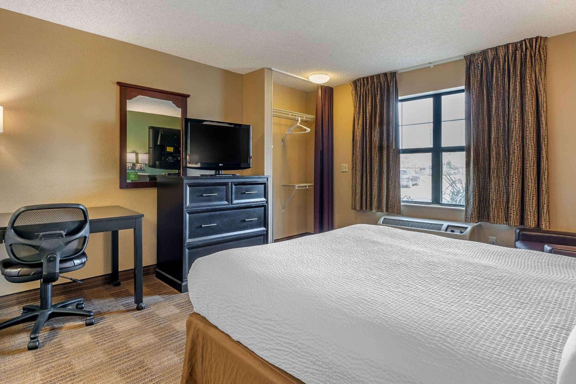 Queen studio 1 Queen Bed Disability Access or Non-Smoking