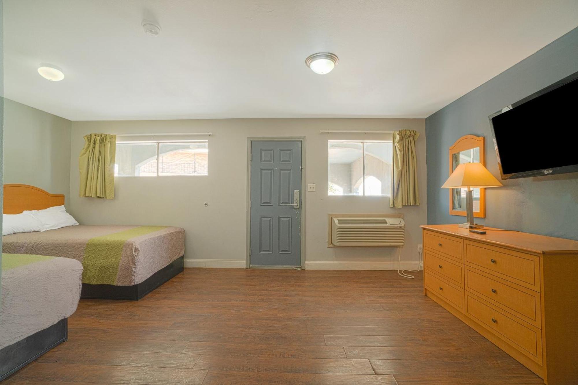 2 Full Bed kitchenette Non-Smoking
