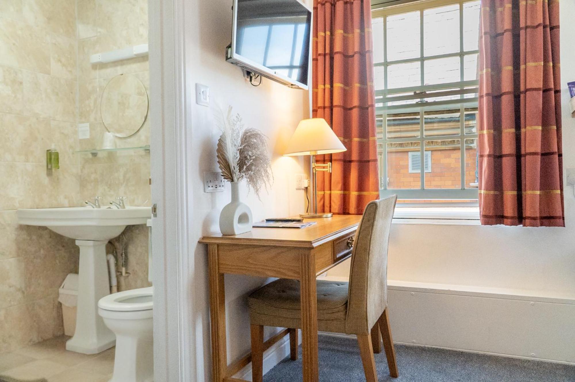 Deluxe Double Room Shower