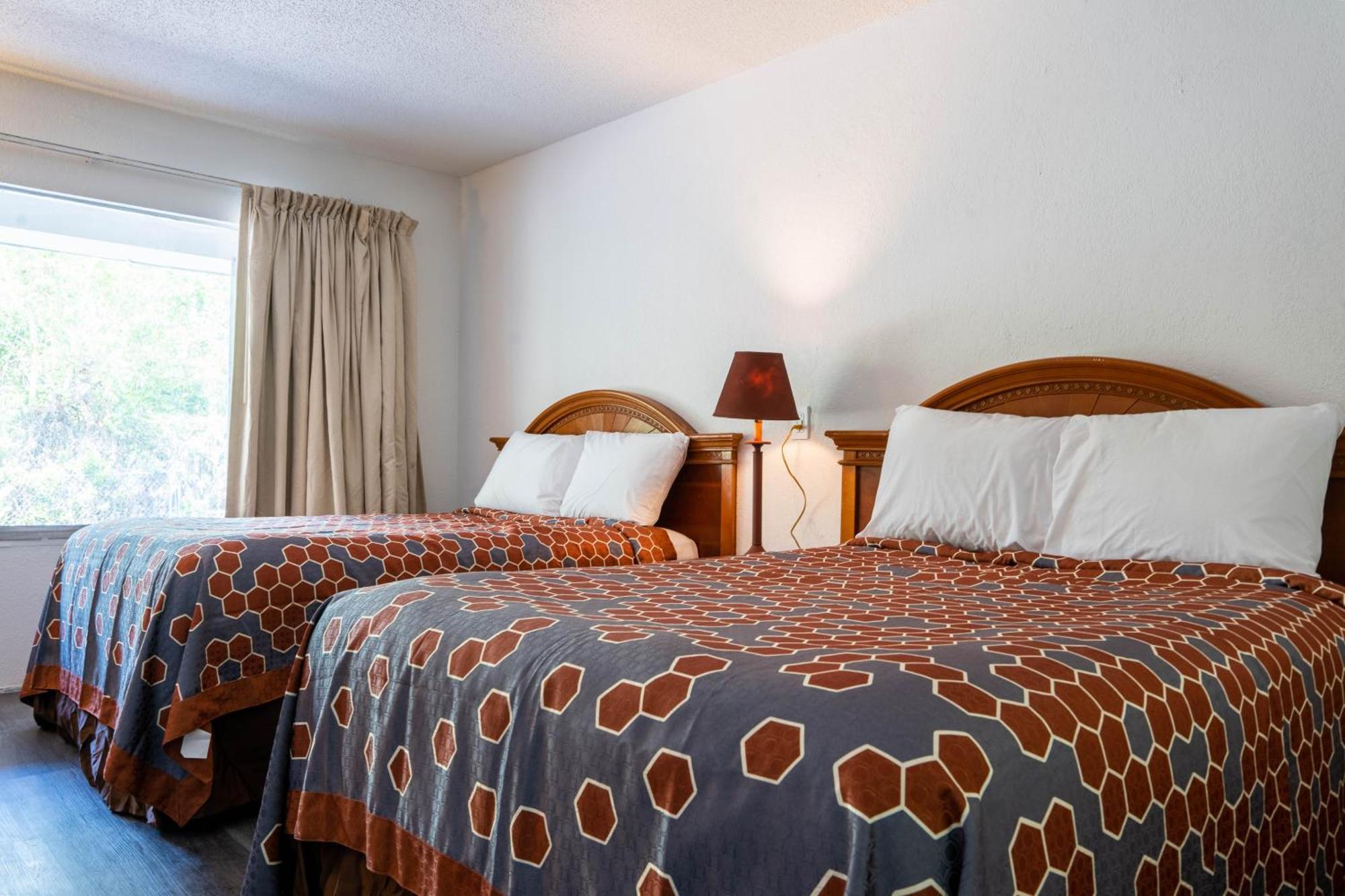 2 Queen Beds Non-Smoking