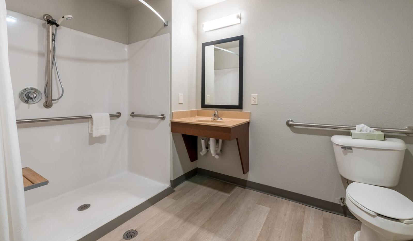 Queen Room Hearing & Mobility Accessible Roll Shower,1659504199:JPEG