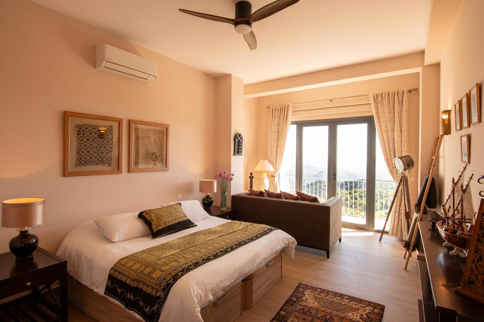 Habitación con cama grande y balcón