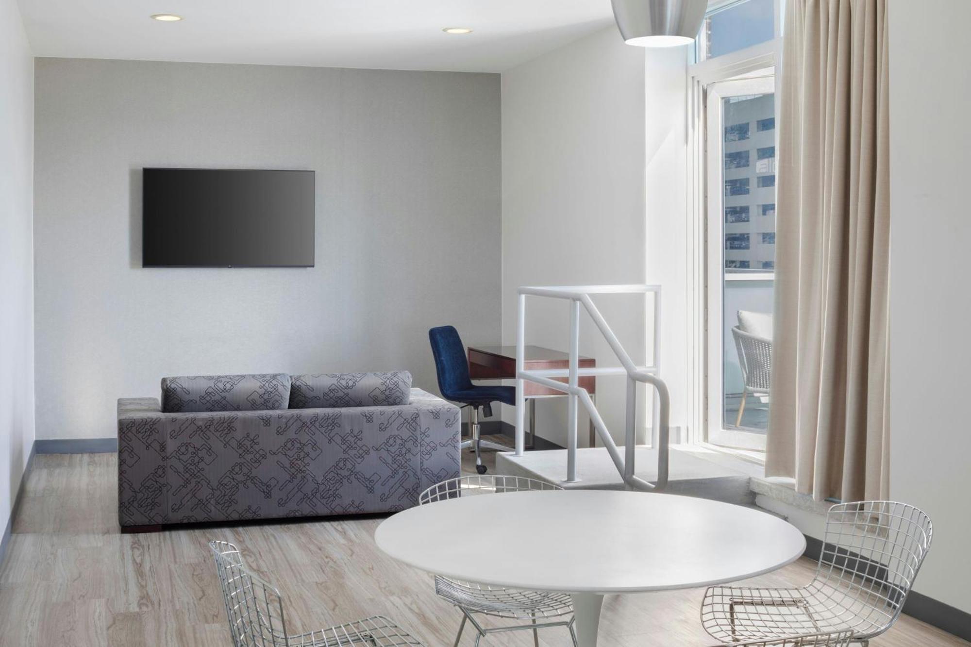Presidential Suite, 1 King, River view, High floor, Balcony