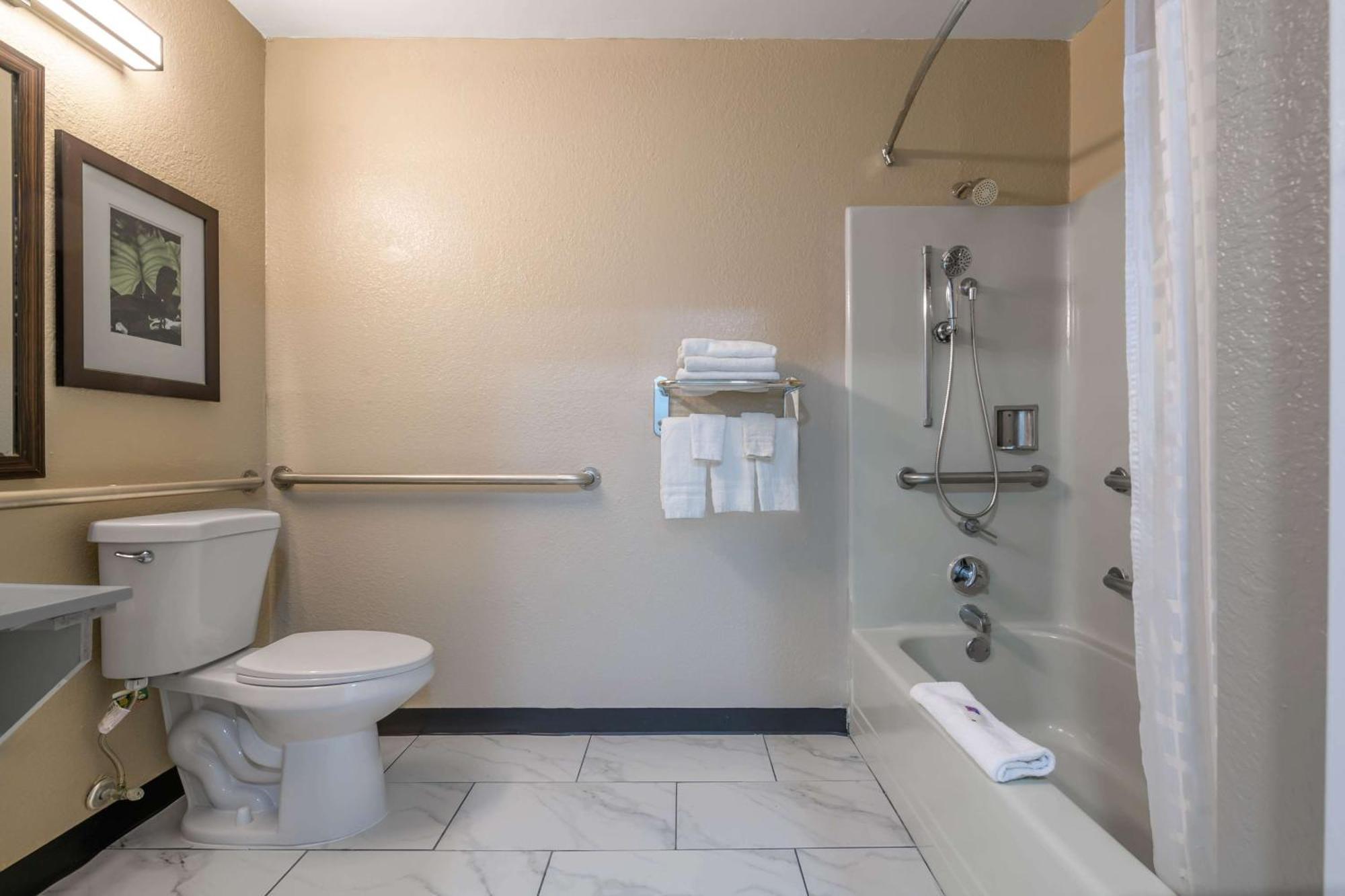Queen Room - Disability Access - Non-Smoking