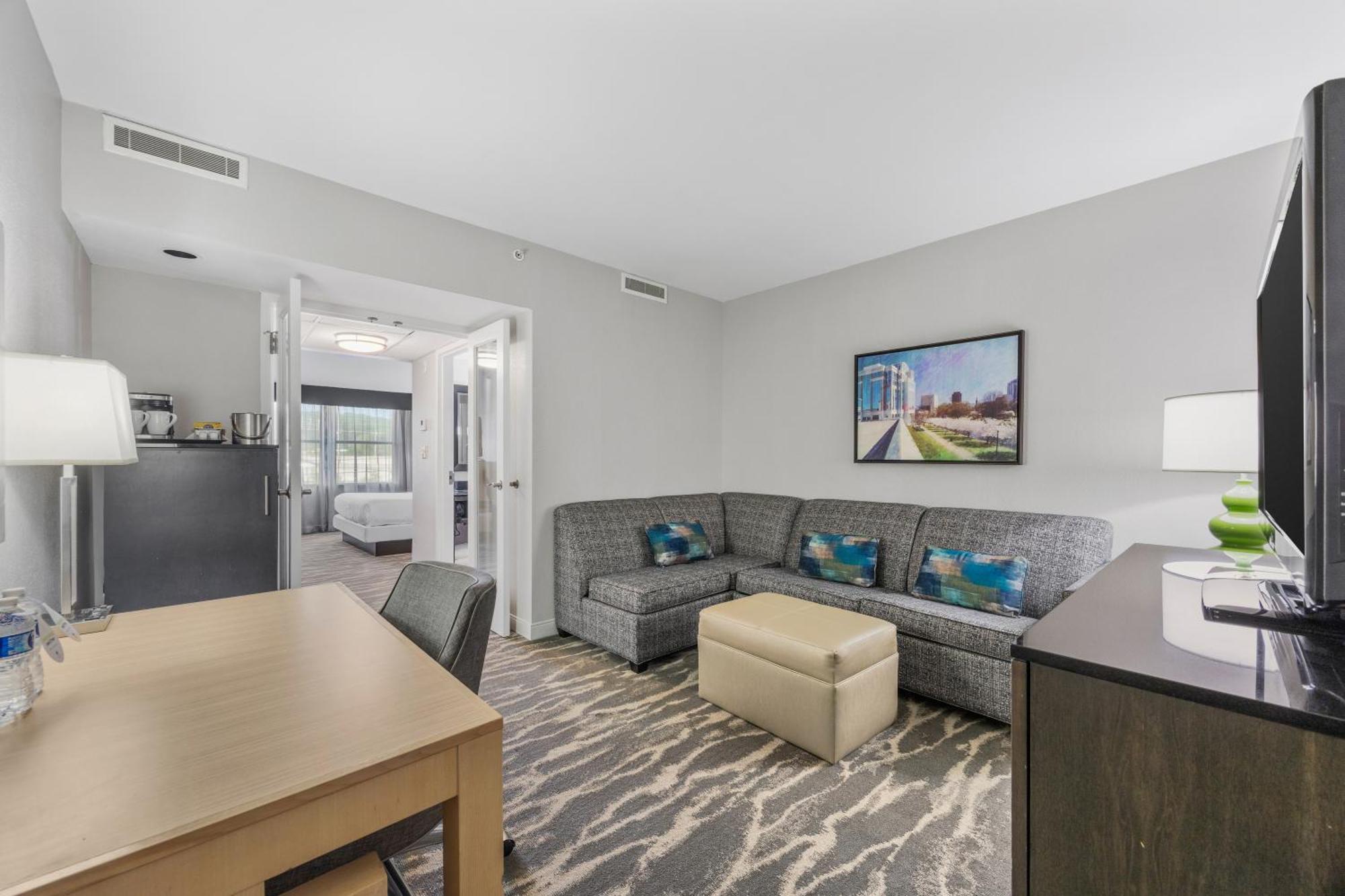 One-Bedroom King Suite with Roll-In Shower - Mobility Access/Non-Smoking