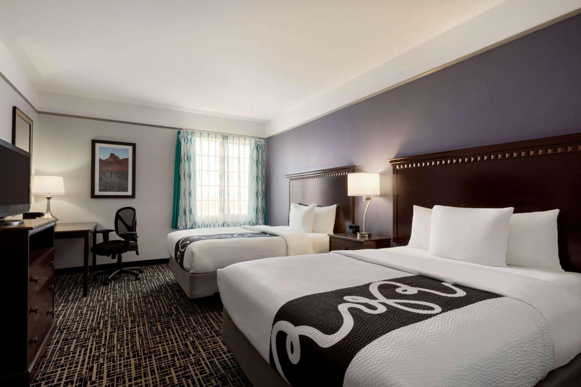 Queen Room Two Queen Beds Bathtub Mobility Accessible or Non-Smoking,1662409396:JPEG
