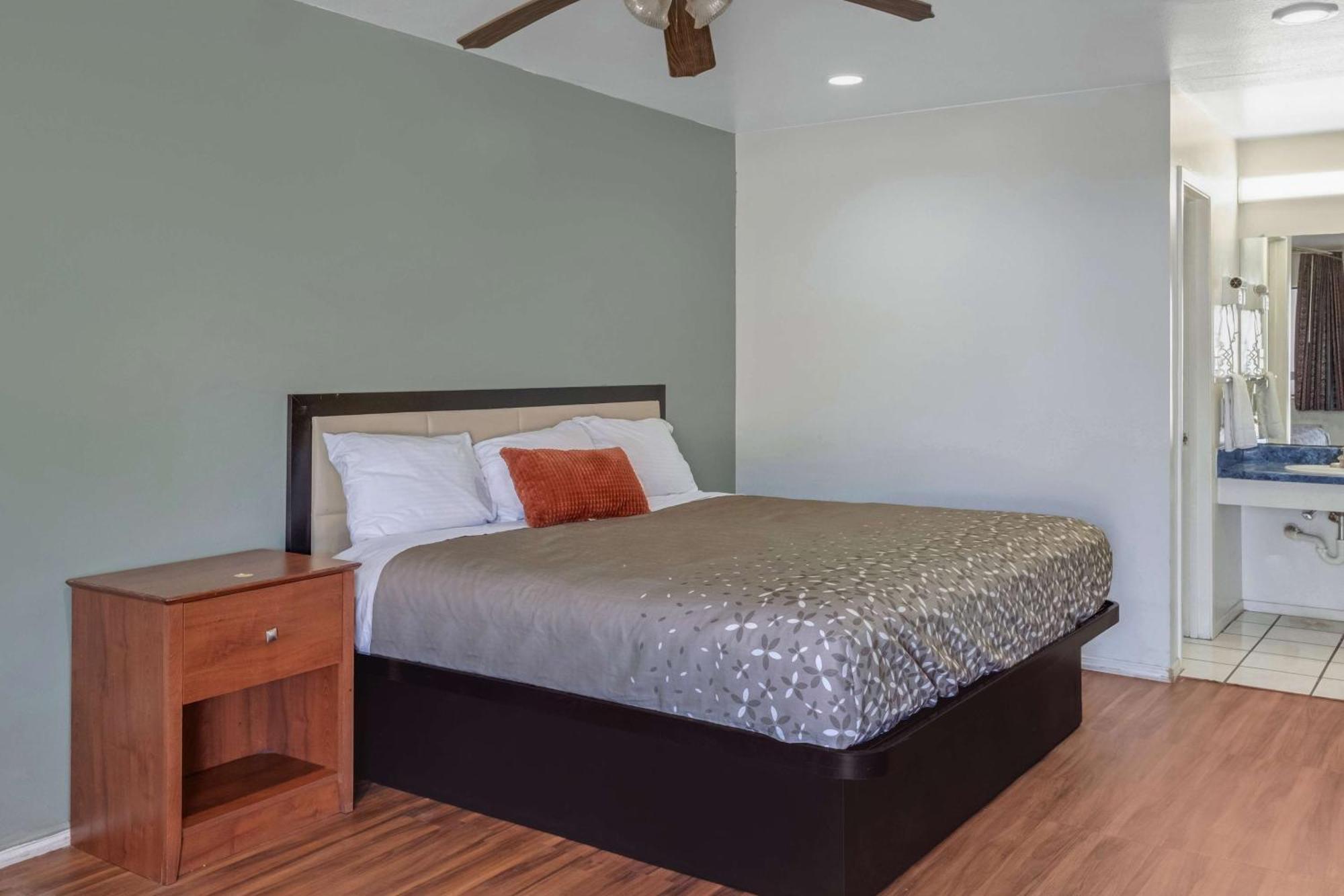 Exterior King Bed Non-Smoking