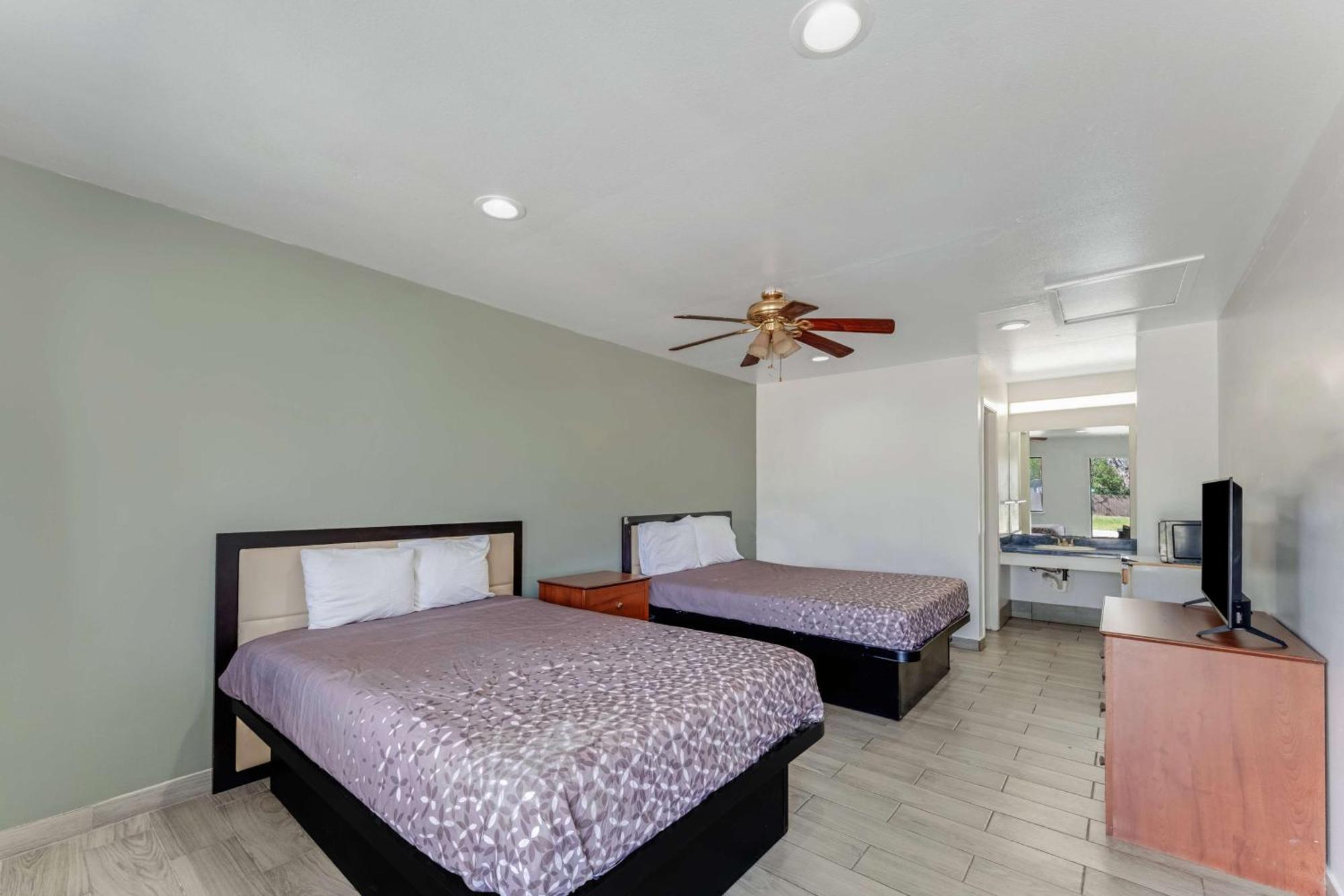 Exterior 2 Double Beds Non-Smoking