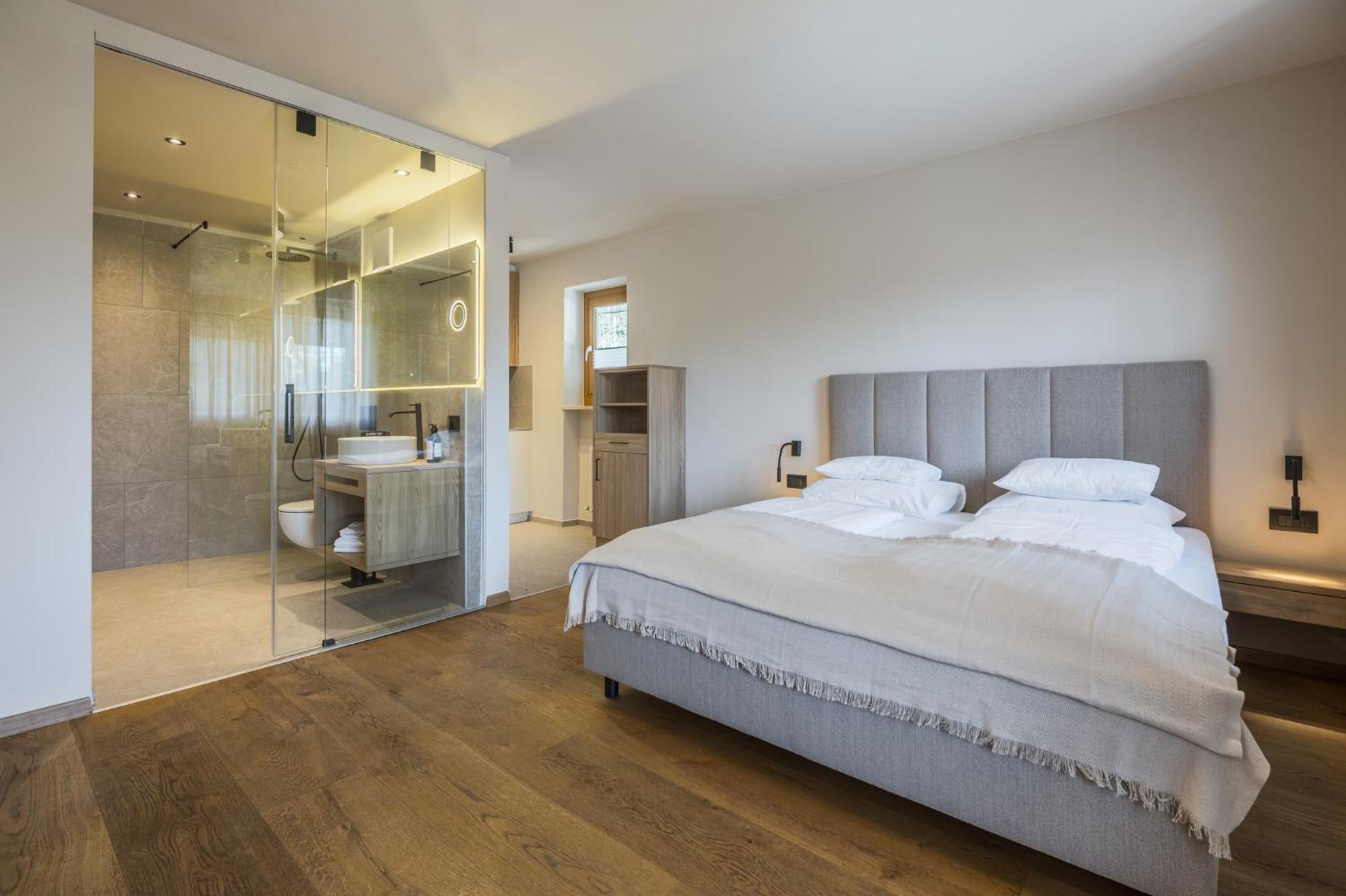 Appartamento con Balcone e Vista Piscina