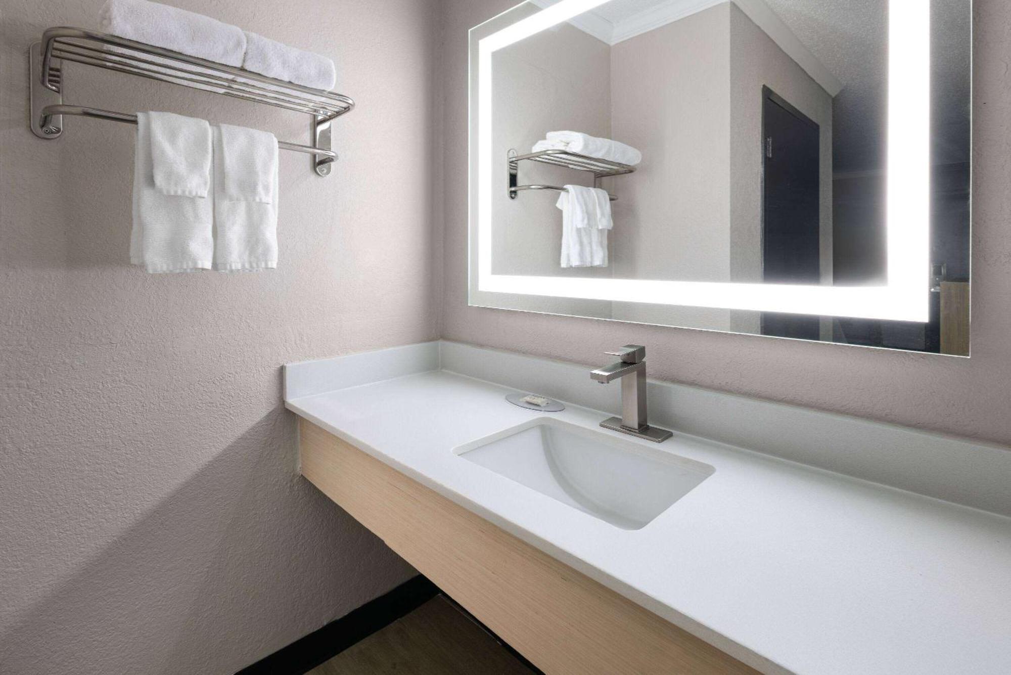 King Room with Mobility Access and Bathtub with Grab Bars, Non-Smoking