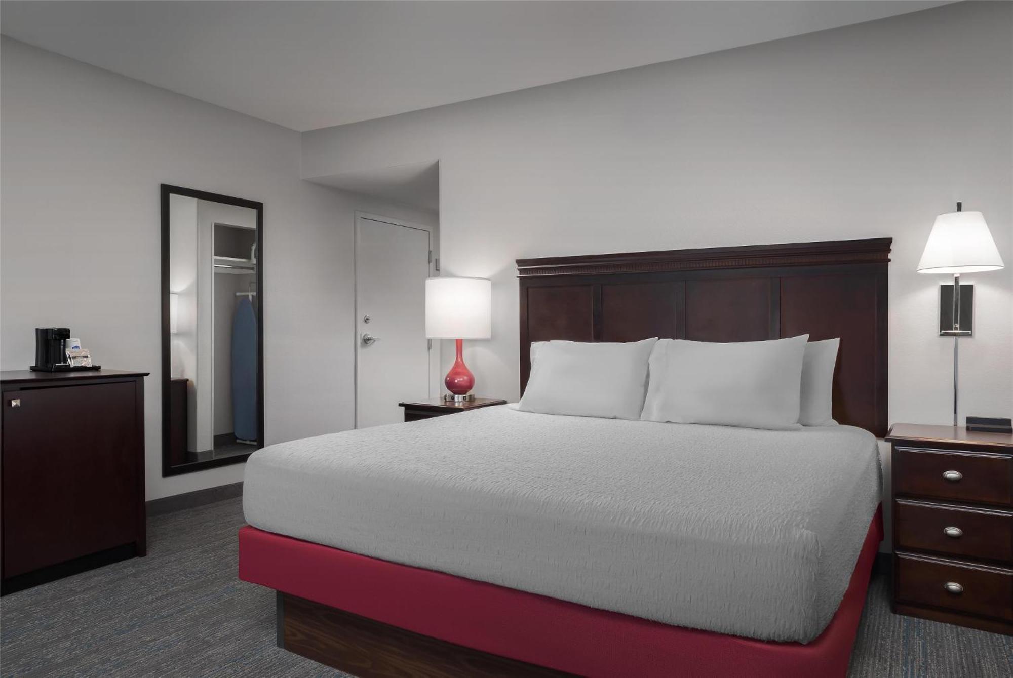 King Room with King Bed - Non-Smoking