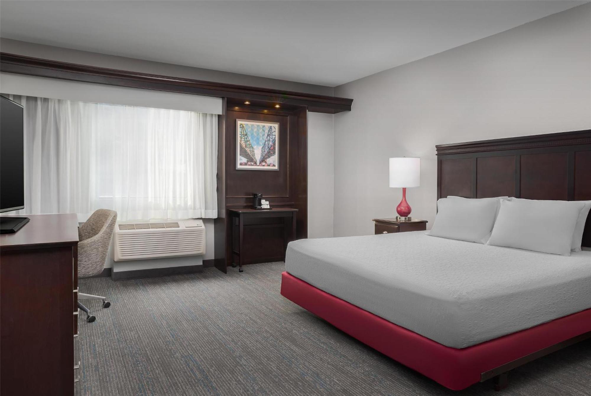 King Room with Accessible Tub - Mobility and Hearing Access/Non-Smoking