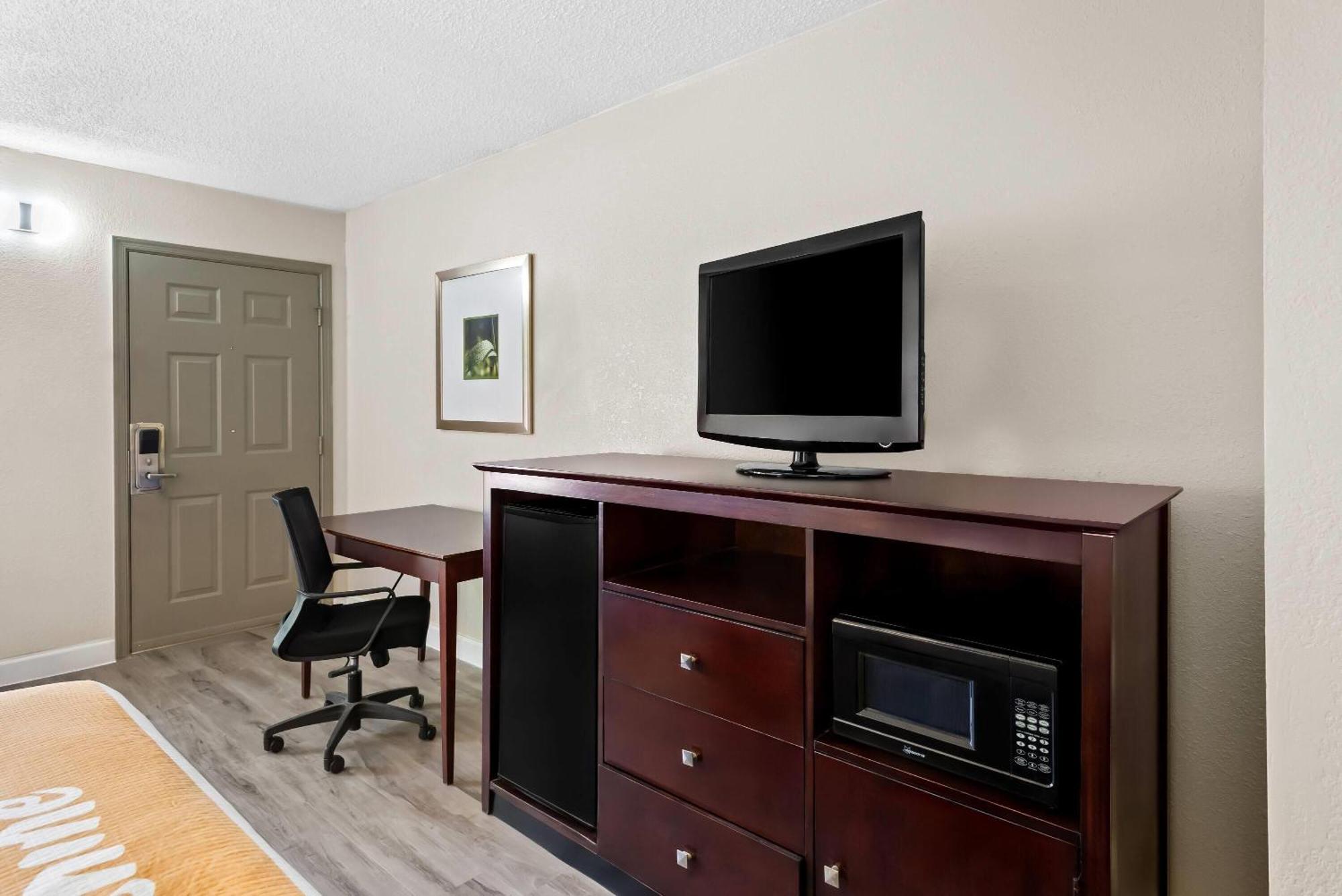King Room - Mobility and Hearing Impaired Access/Non-Smoking