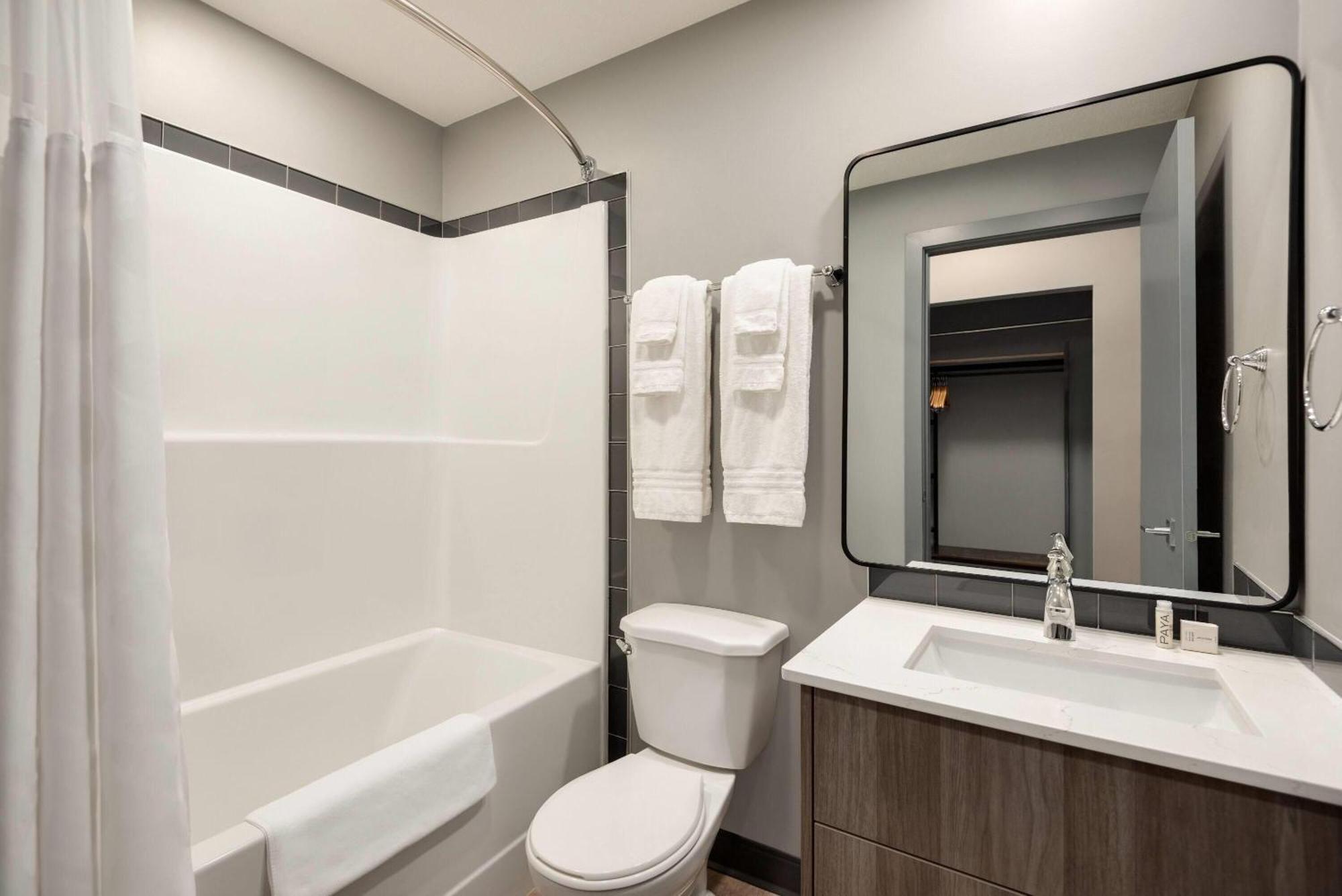 King Room with Kitchenette - Non-Smoking