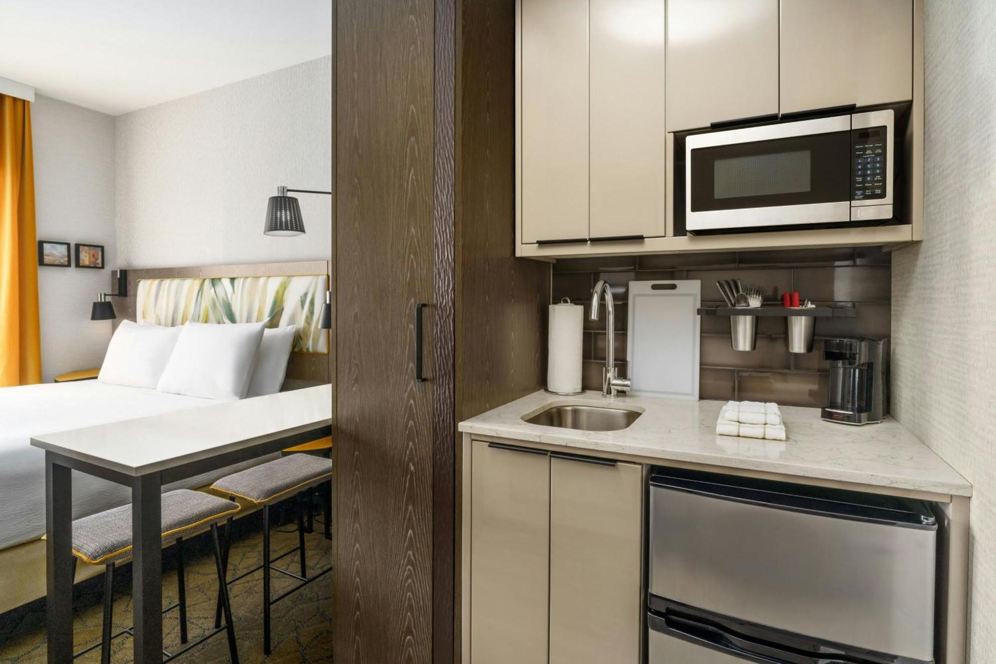 Studio King Balcony Mini Kitchenette 1 King