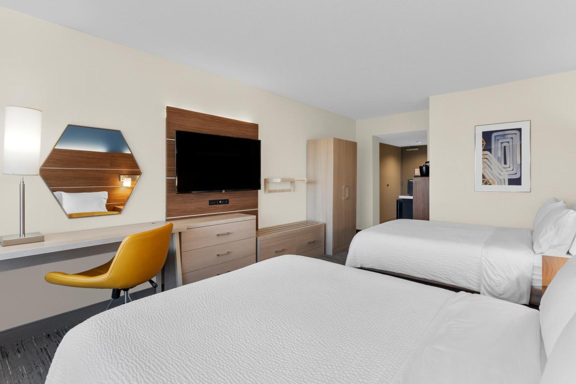 Standard Zimmer mit 2 Queensize-Betten und Poolblick