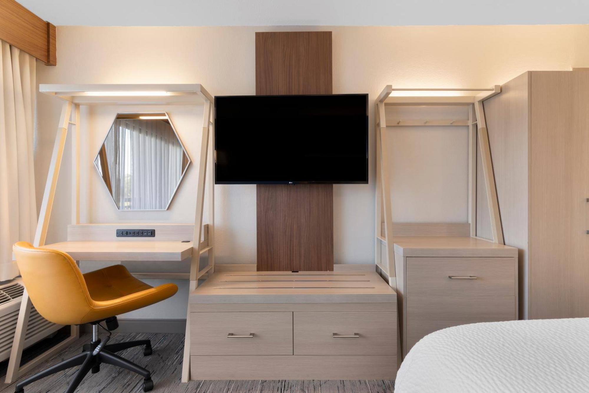 Standard Zimmer mit Kingsize-Bett und ebenerdiger Dusche