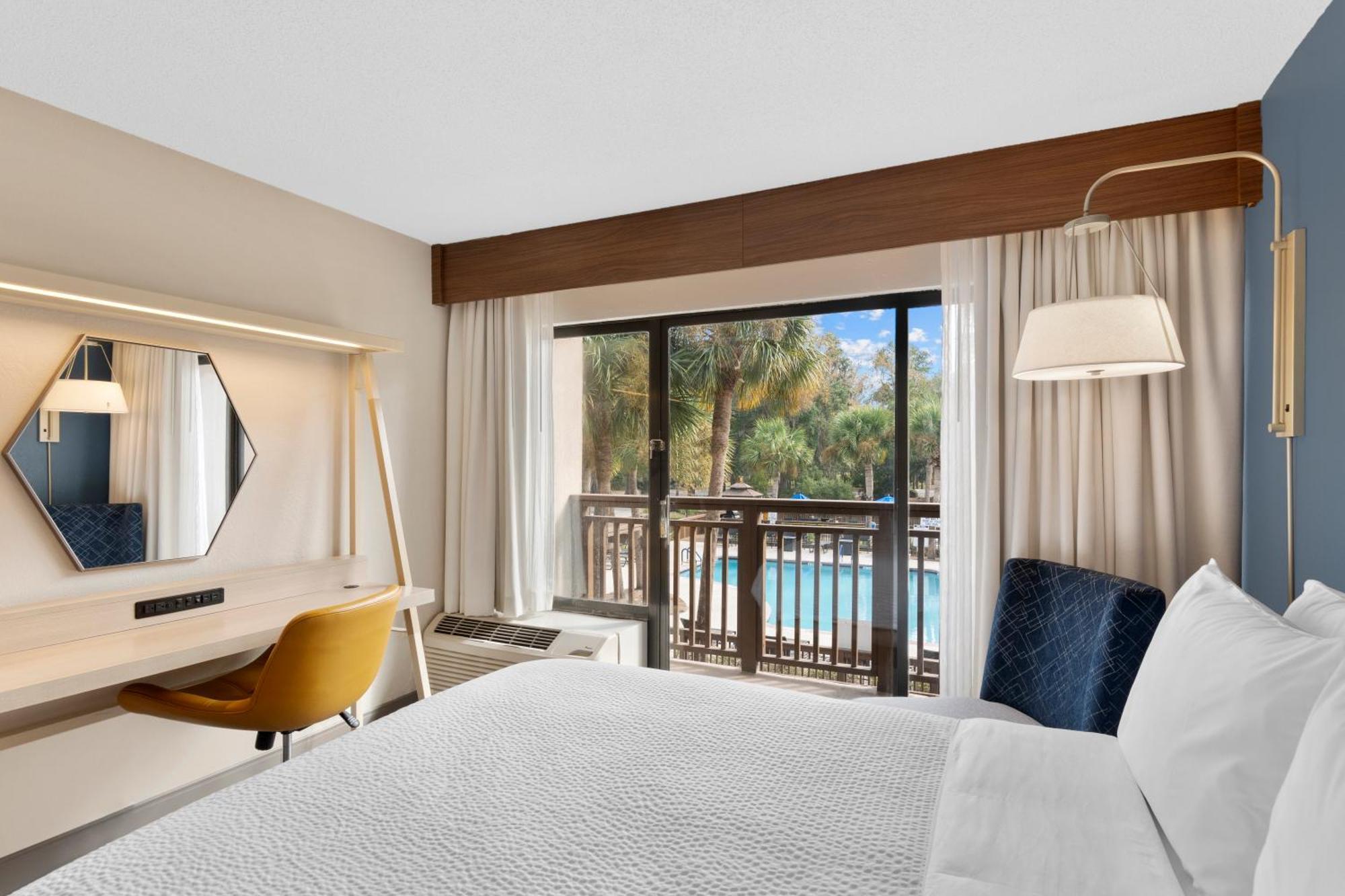 Zimmer mit Kingsize-Bett und Schlafsofa - Poolblick