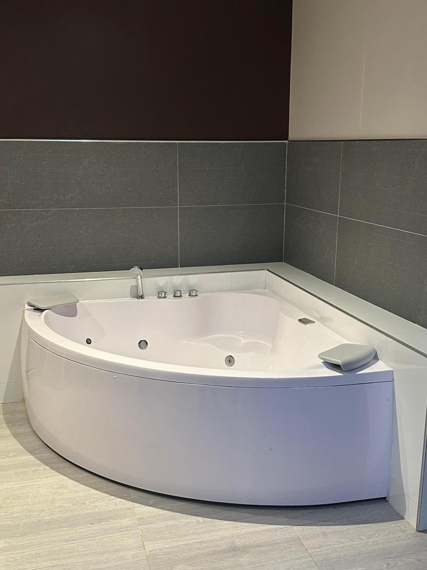 Suite con bañera de hidromasaje y cama grande