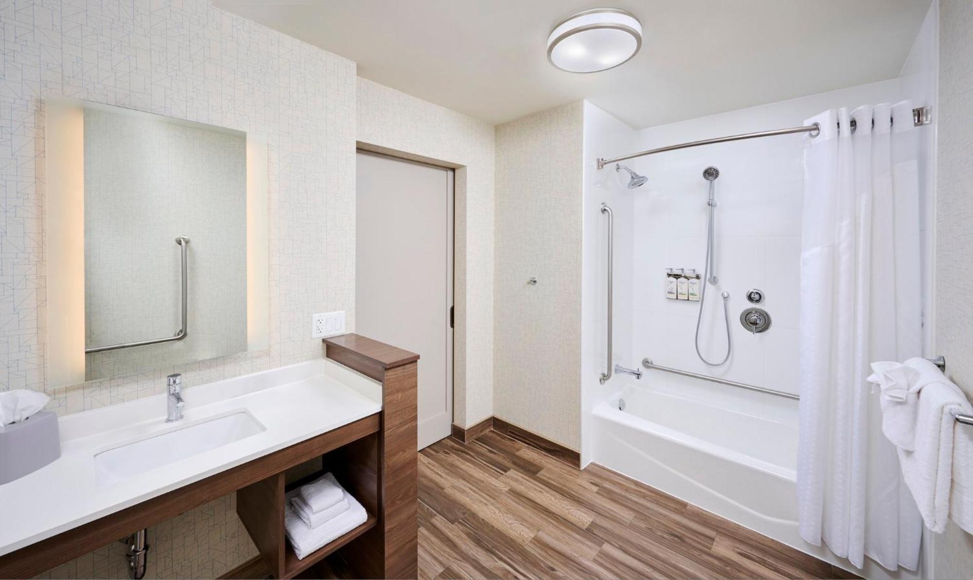King Room Mobility Access Tub Non-Smoking