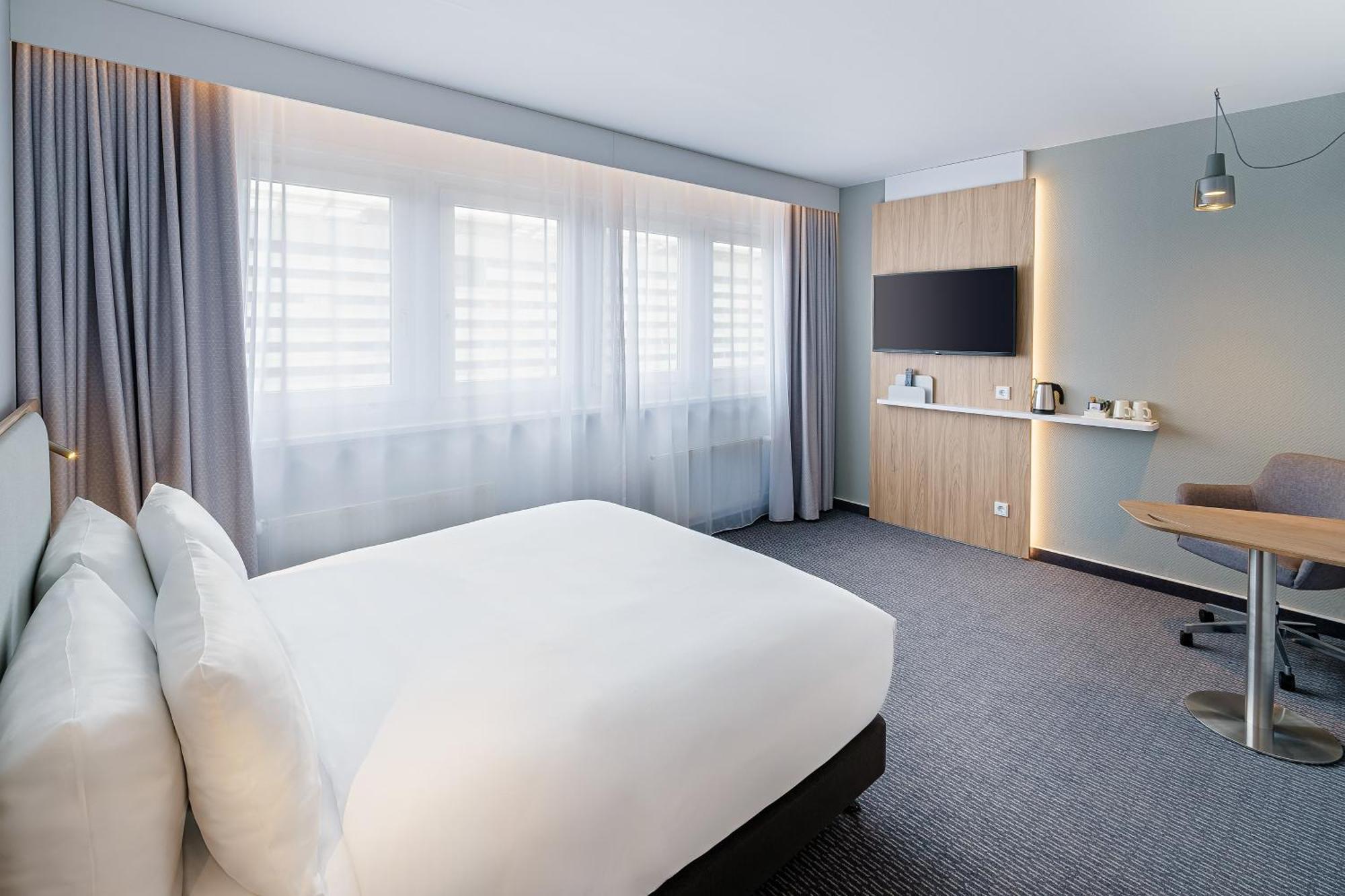 Standard Queen Room Accessible