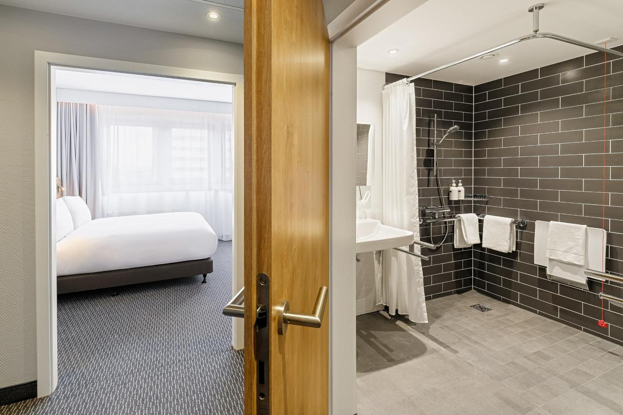 Standard Queen Room Accessible