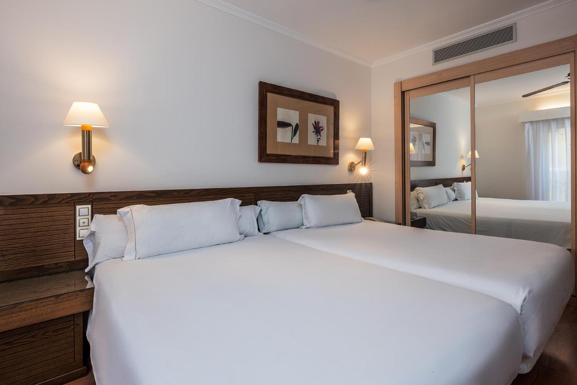 2 Doppelzimmer mit Verbindungstür (2 Erwachsene + 3 Kinder)