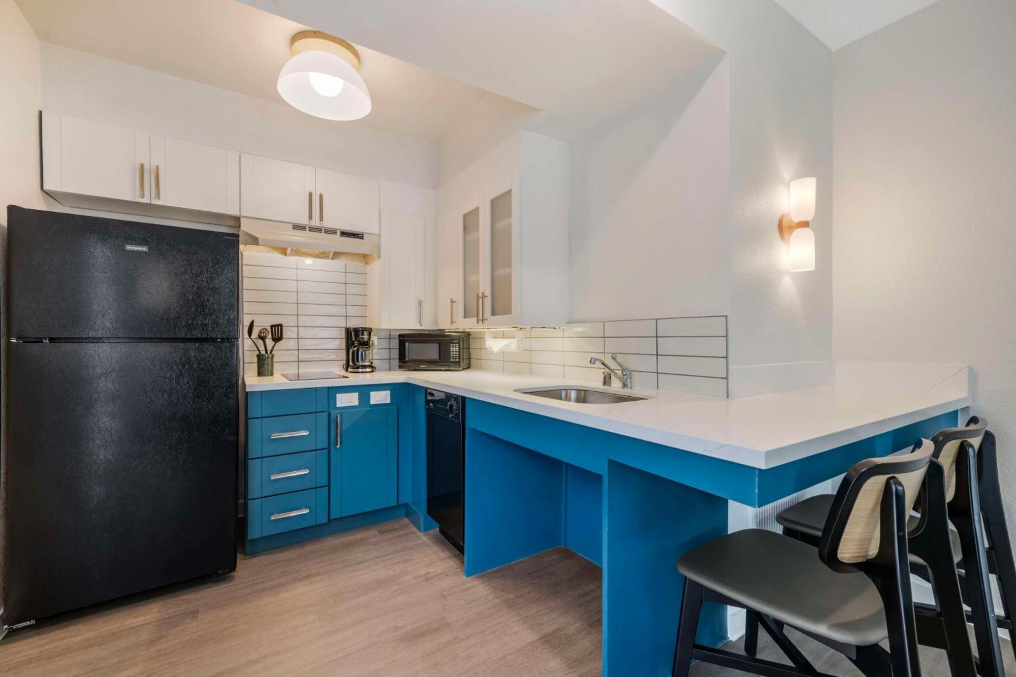 Mobility Accessible - One-Bedroom Queen Suite with Tub