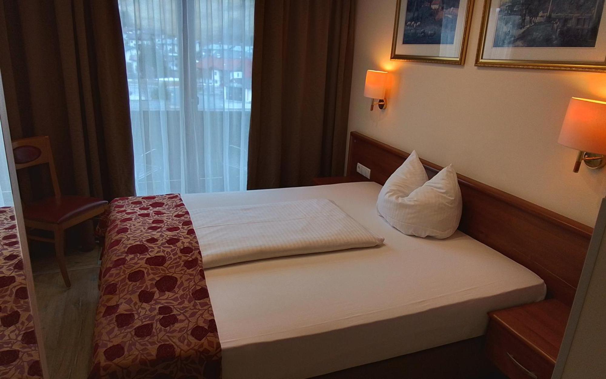 Small Double Room,1668081969:JPEG