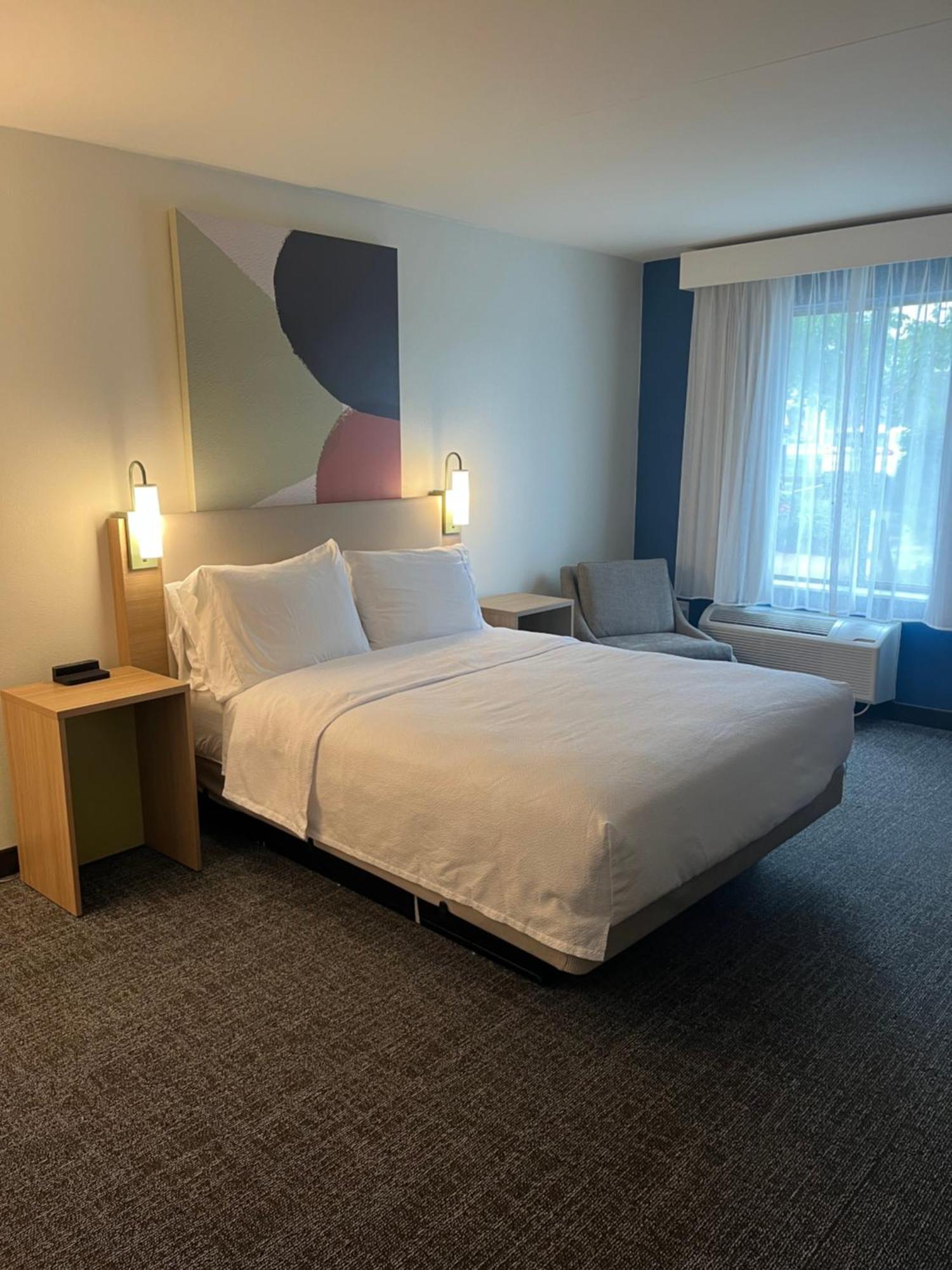 Queen Room with Roll-In Shower - Mobility/Hearing Accessible