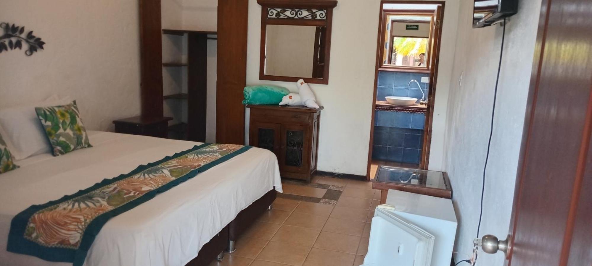 Habitación con cama extragrande.