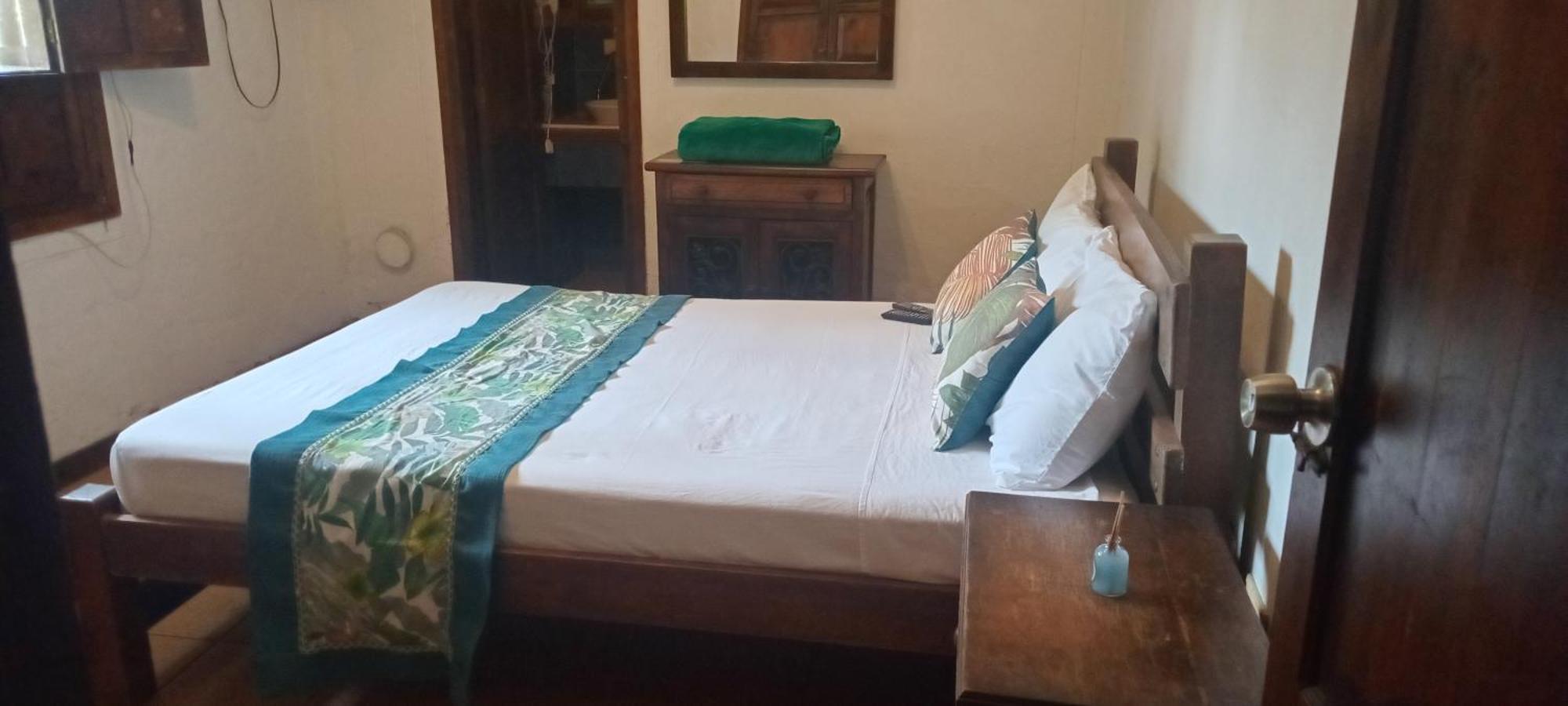 Habitación con cama grande